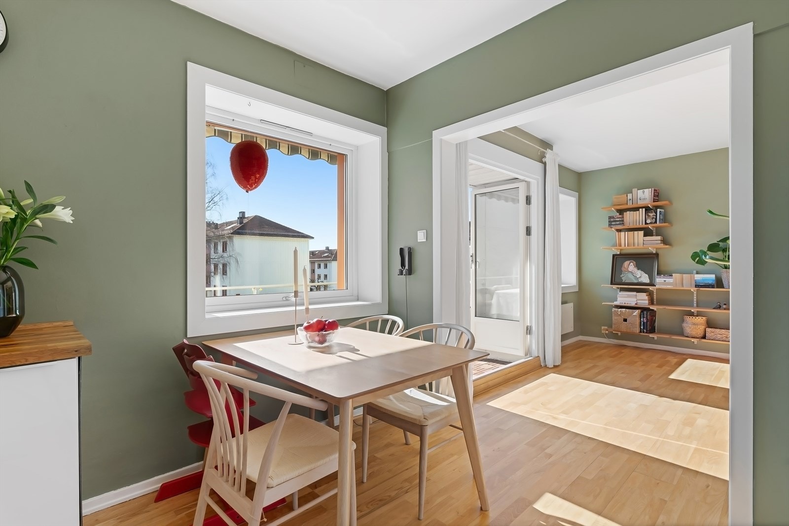 Hyggelig piseplass med frodig utsyn og plass til spisebord med stoler Galleribilde