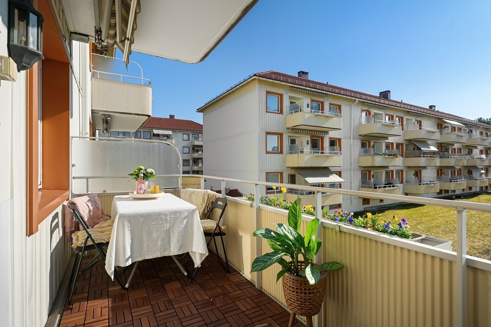 Boligen byr på en fargerik palett, store vindusflater med mye lysinnslipp, god planløsning og solrik balkong i grønne omgivelser Galleribilde