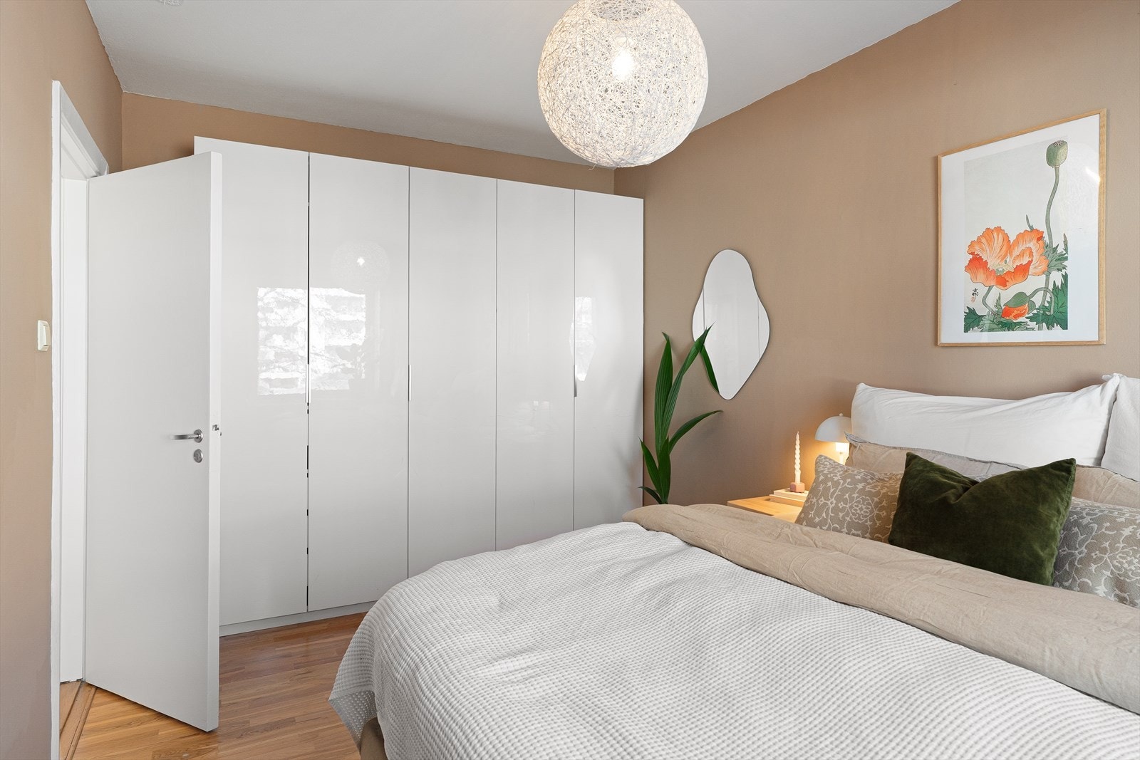 Gode oppbevaringsmuligheter i tilhørende garderobeskap Galleribilde