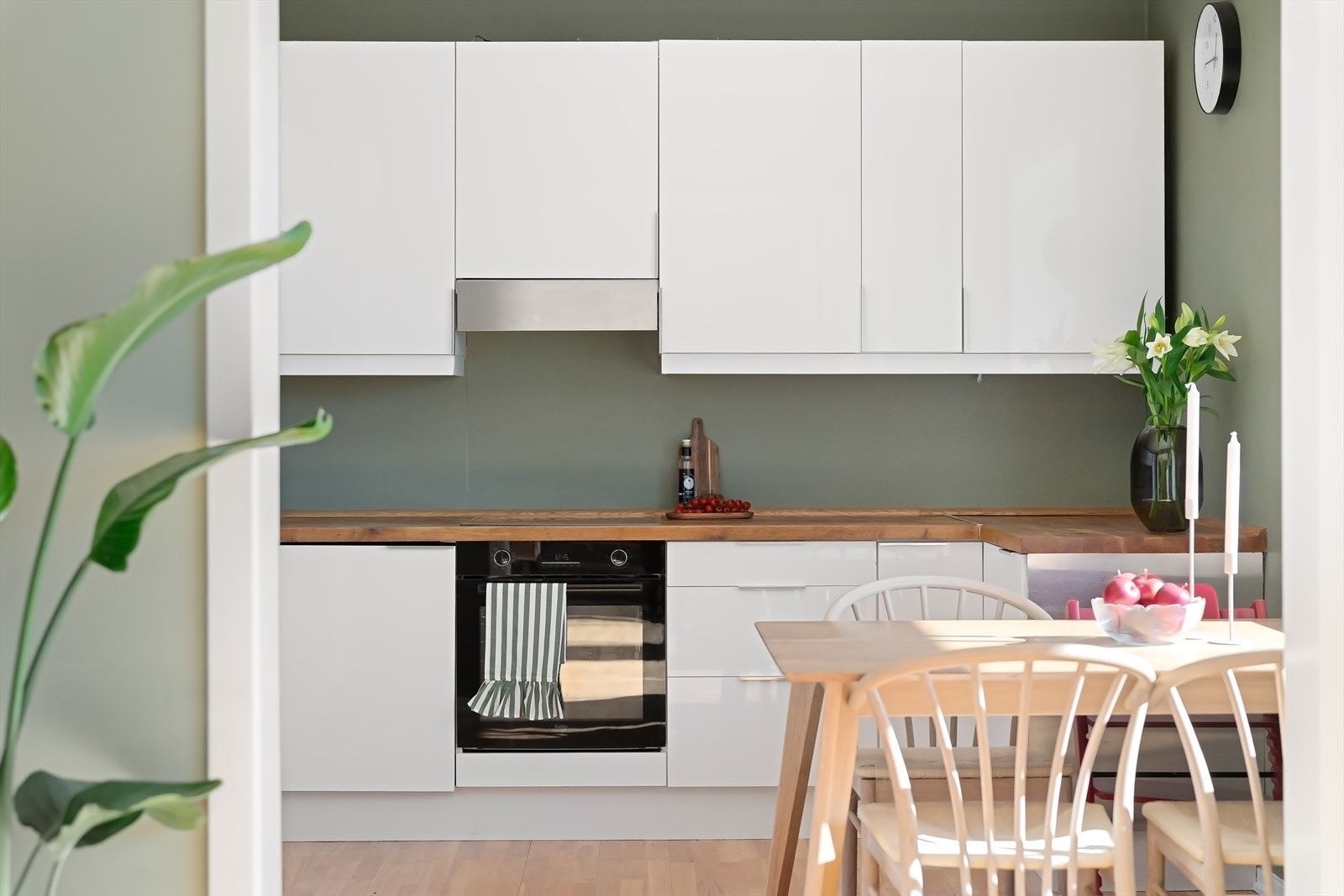 Lyst og funksjonellt kjøkken med innredning fra IKEA, samt rikelig med både skap- og benkeplass Galleribilde