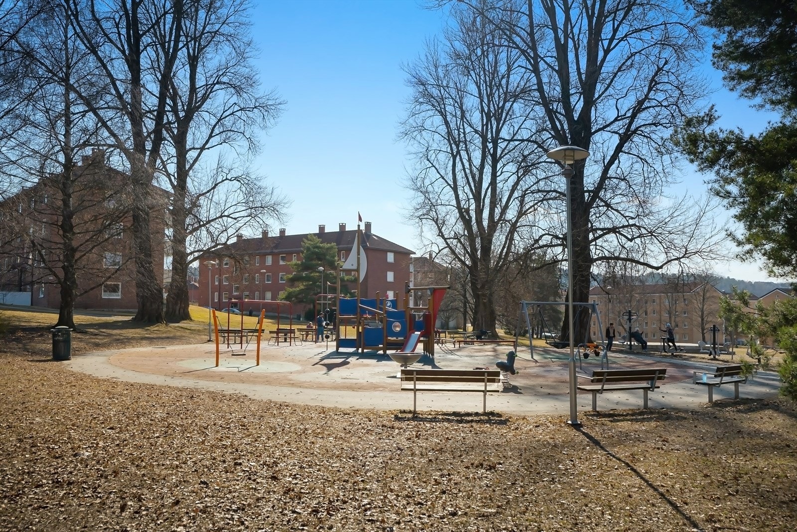 For barnefamilier er beliggenheten svært praktisk, med flere både skoler og barnehager innen gåavstand og med trygg skolevei Galleribilde