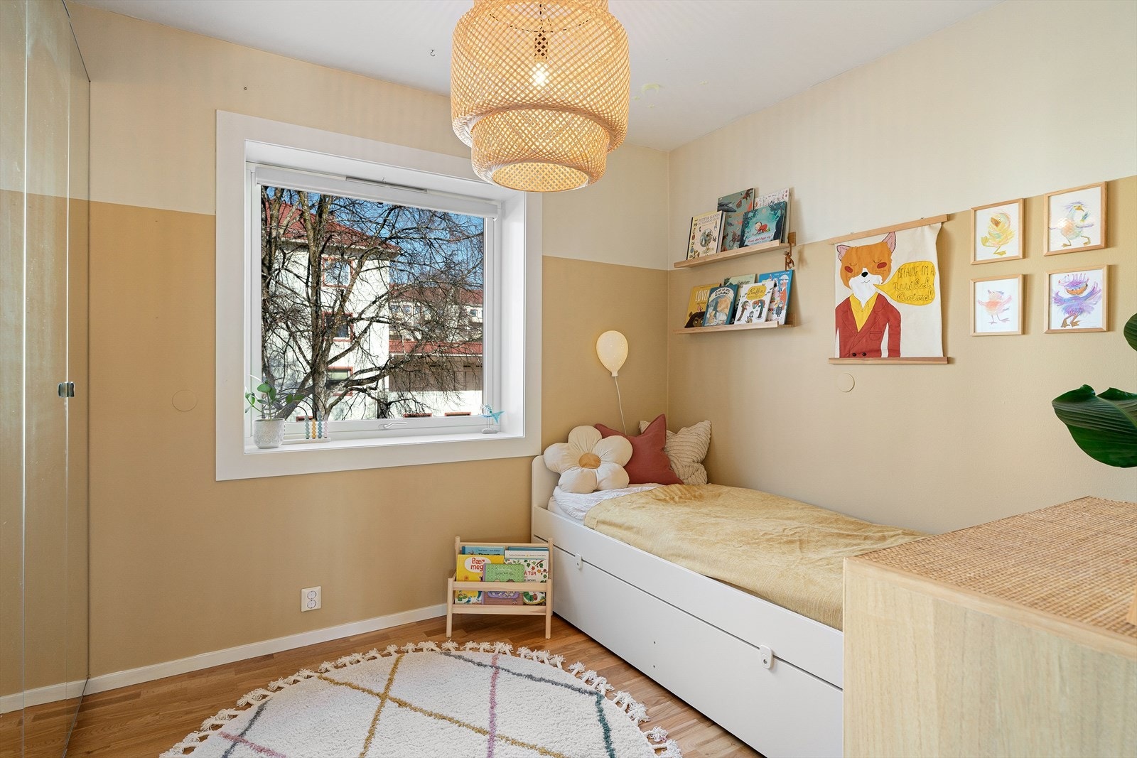 Boligen andre soverom har plass til seng og tilhørende møblement Galleribilde