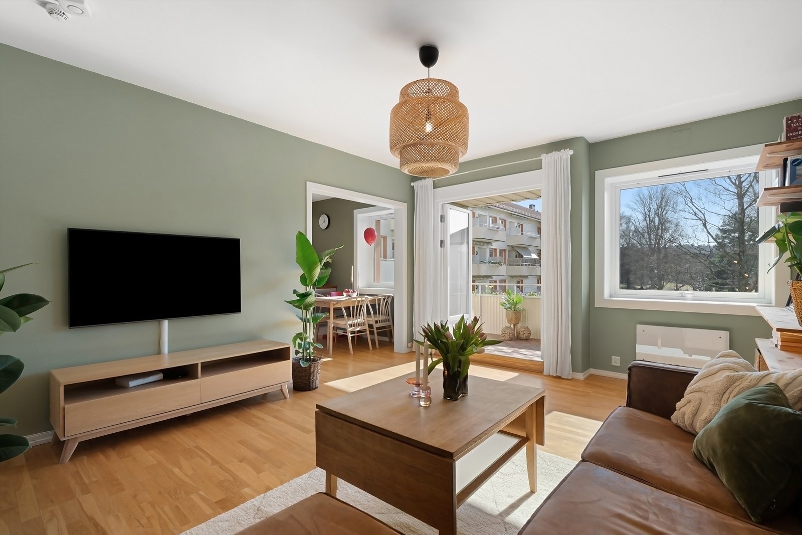 Romslig og luftig stue med god plass til å møblere med sofagruppe, bord og TV-benk Galleribilde