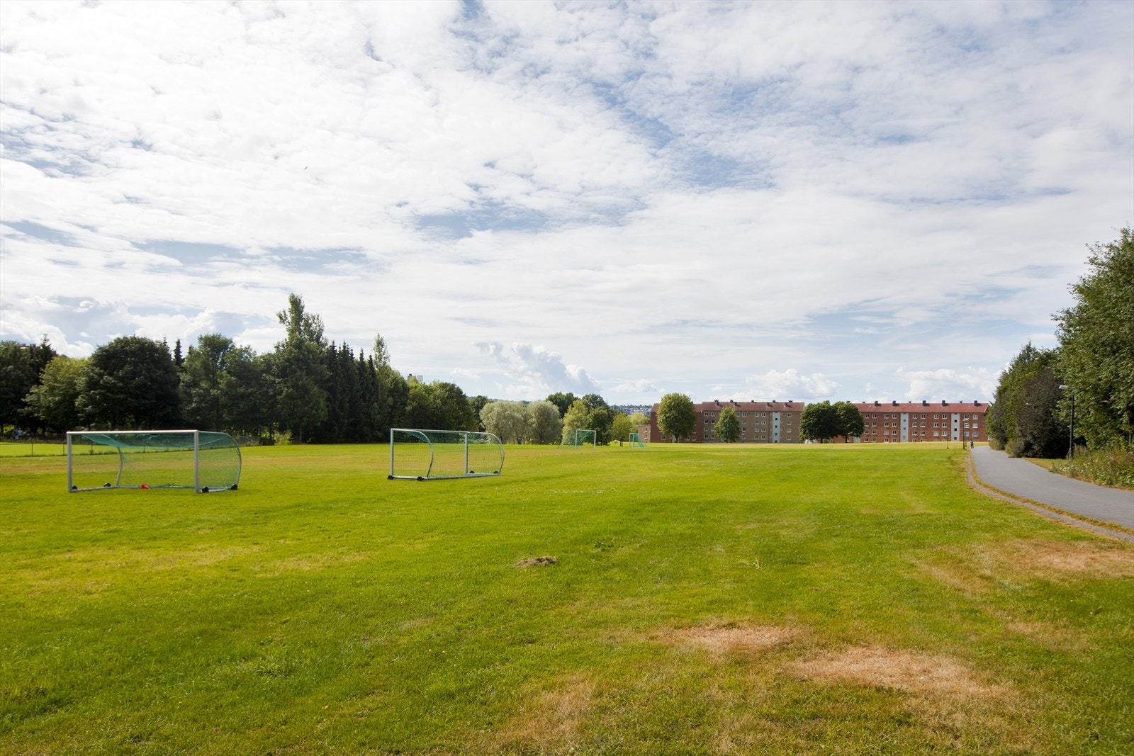 For den sportsinteresserte er det flere gode alternativer i nærområdet som bl.a Vallhall arena, Intility arena, og Valle Hovin med fotballbane på gress og kunstgress - i tillegg fine turstier langs Hovindammen og Alnaelven Galleribilde