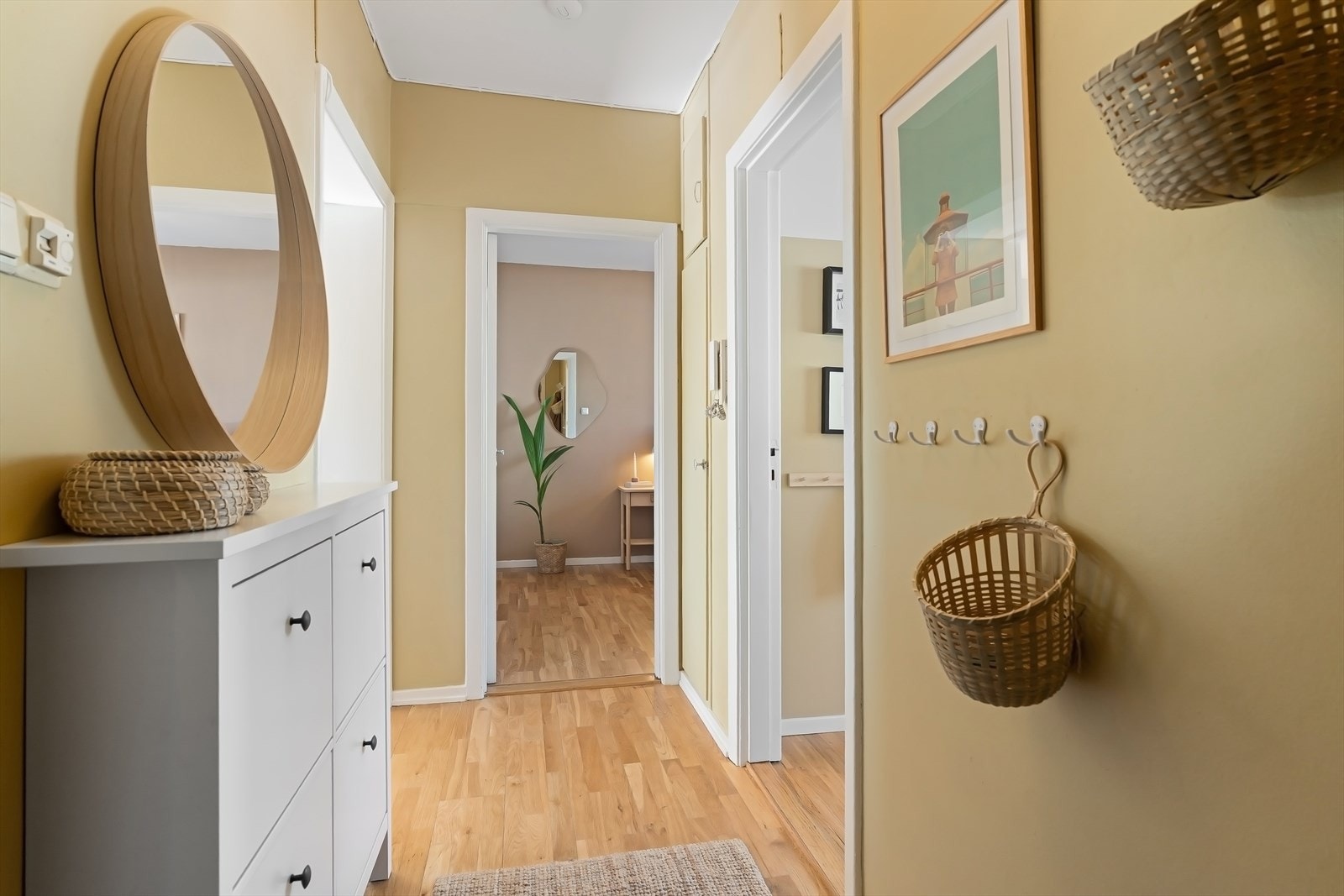 Hyggelig entré med plass til å henge av seg ytterklær samt skoskap Galleribilde