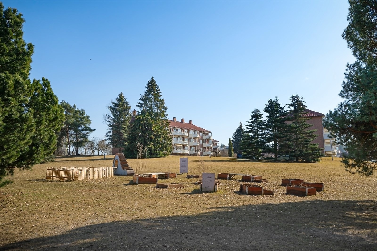 Rett utenfor døren finner du Etterstadparken med lekeplass, mens Svartdalsparken og Alnaelven - med sine vakre turstier ned til Kværnerdalen - er kun en kort spasertur unna Galleribilde