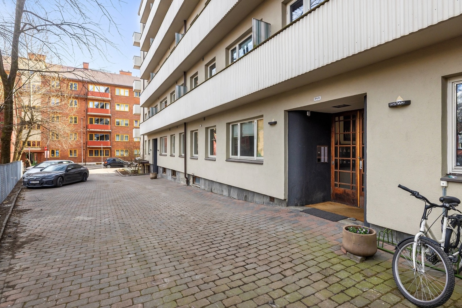 Sameiet disponerer 18 parkeringsplasser hvor hver leilighet har mulighet til å kjøpe et årskort på kr 7.000,- per år. Årskortet gir deg rett til å bruke en av de 18 parkeringsplassene som er ledig når man skal parkere (inneværende periode betalt av selger Galleribilde