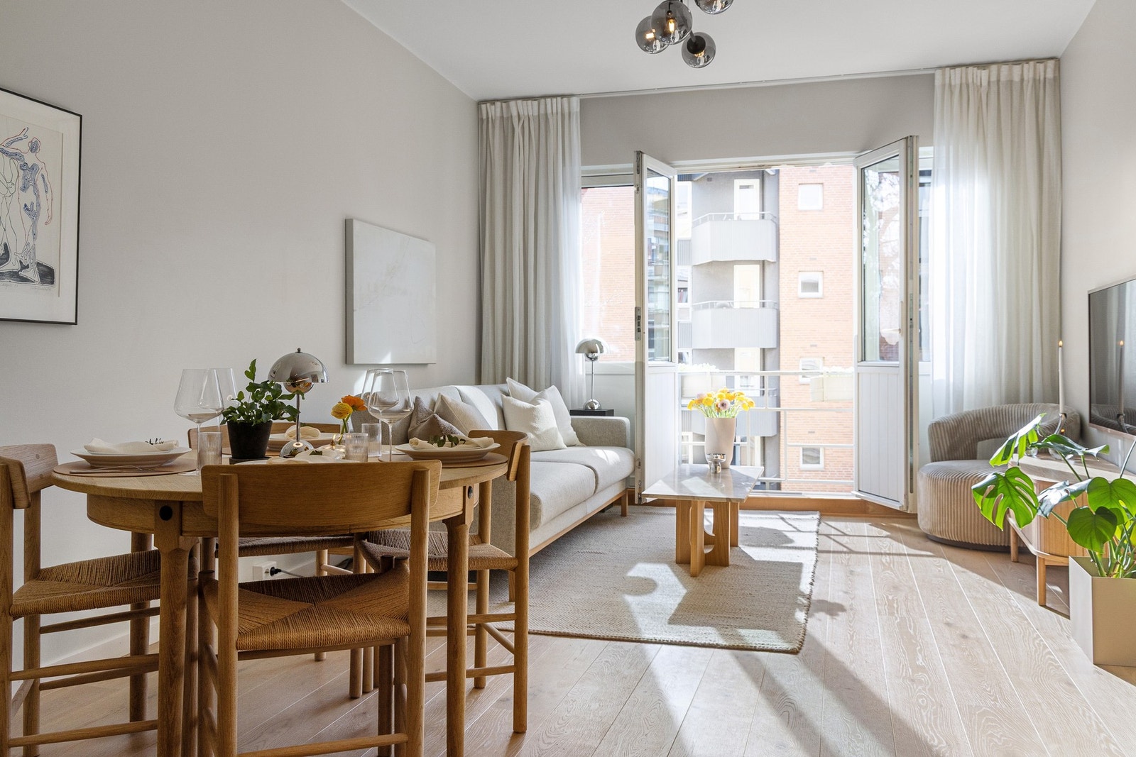 Stuen har god plass til både sofagruppe, mediemøblement og spisebord. Galleribilde