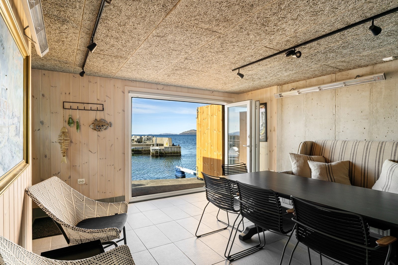 Flislagt gulv i 1. etasje - Fint med foldedører slik at du kan åpne opp og slippe sjøluften inn Galleribilde