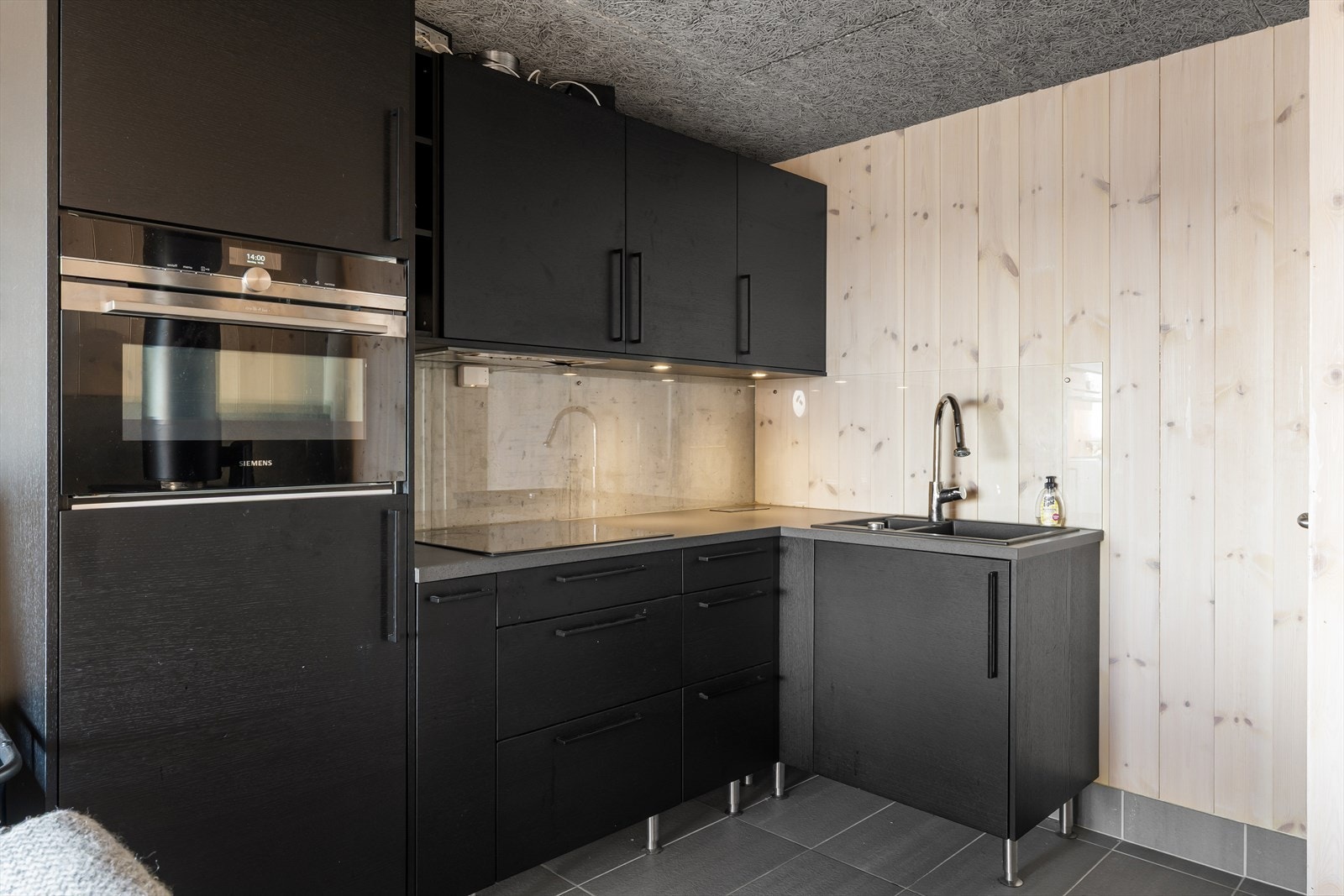 Det er satt inn kjøkken i naustet - Det er ikke søkt om, derfor ikke godkjent vann og avløp Galleribilde