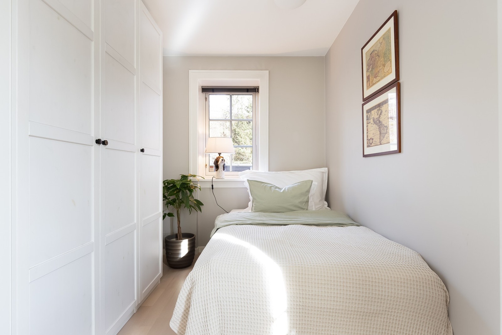 Det andre soverommet har plass til seng, kontorpult og oppbevaringsmøblement. Galleribilde