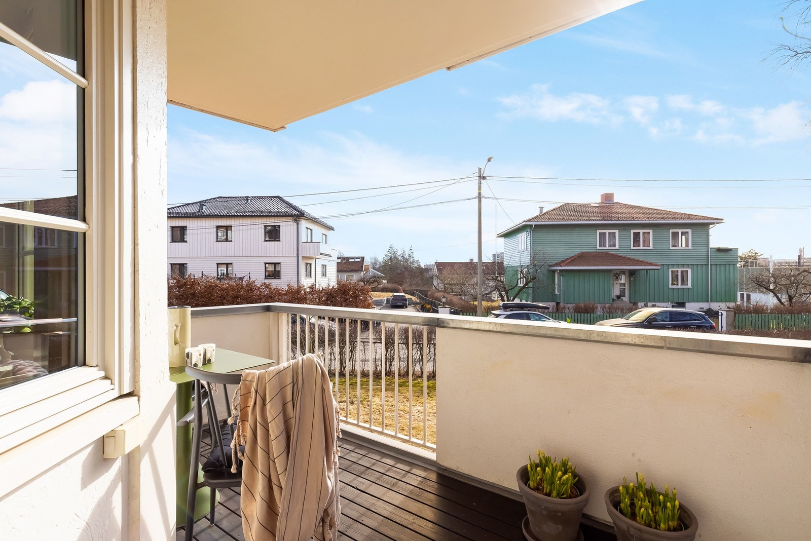 Uteplassen er på 6 kvm og gir med det god plass til balkongmøblement og beplantning. Galleribilde