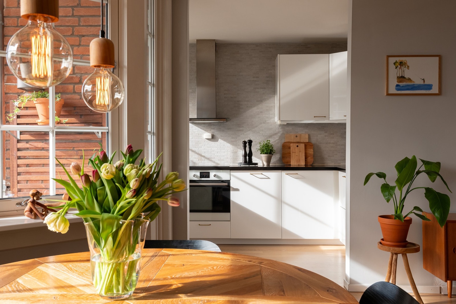 Boligens kjøkken er tilbaketrukket i hjørnet av stuen. Galleribilde