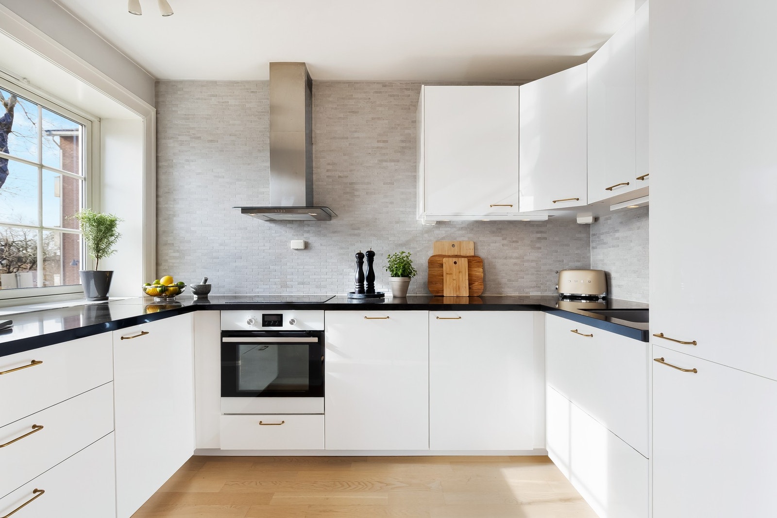 Lyst IKEA-kjøkken fra 2014 med mye skap- og benkeplass. Galleribilde