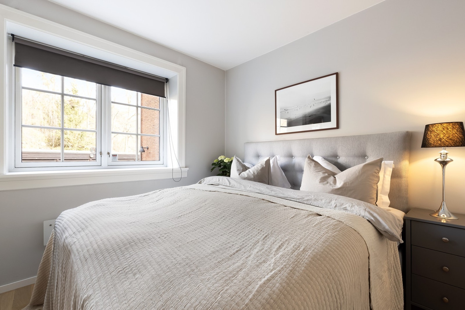 Boligen har i alt to soverom som er praktisk plassert vegg-i-vegg med hverandre. Galleribilde