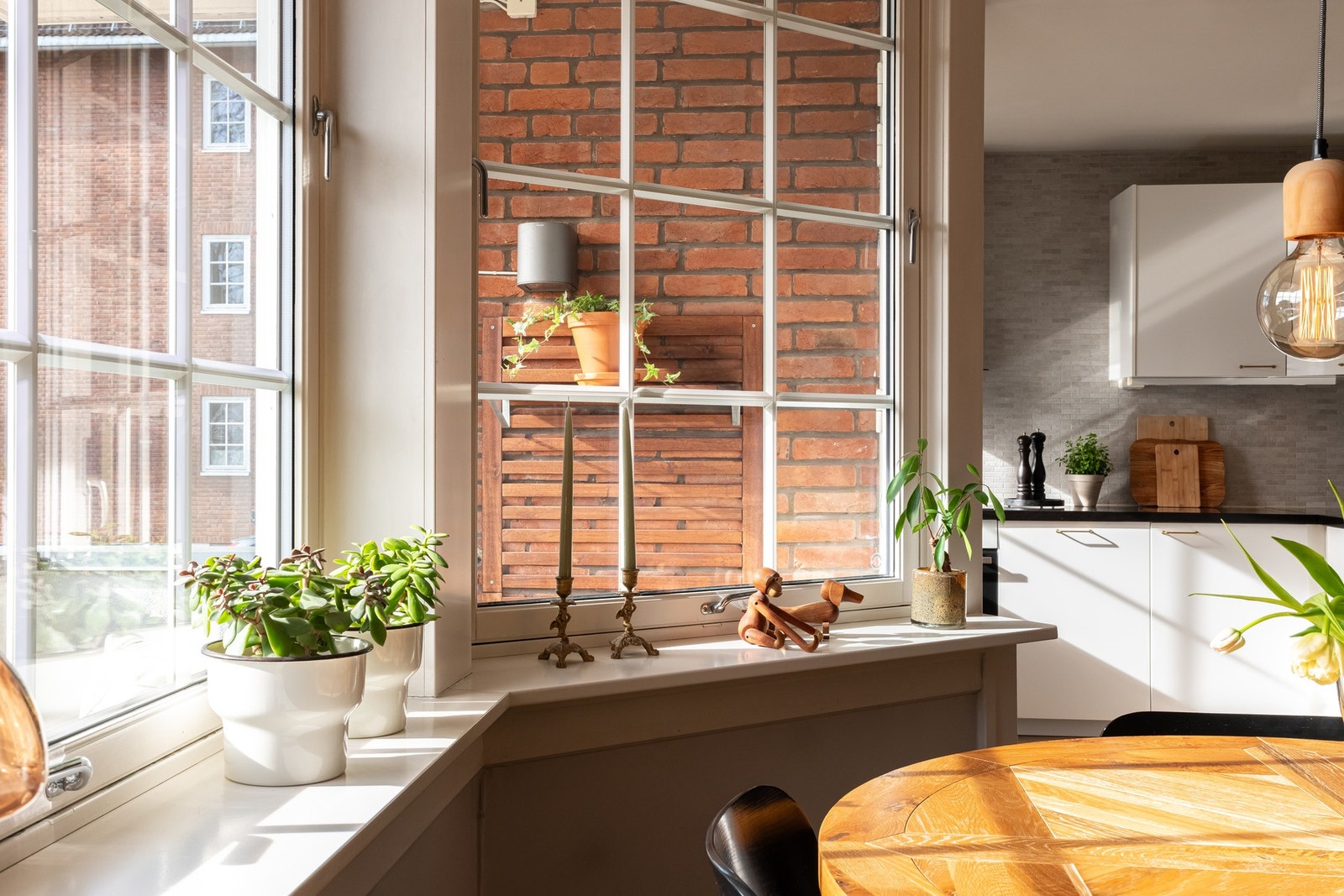 Her vil du umiddelbart legge merke til de store vindusflatene som gir godt med naturlig lysinnslipp i rommet. Galleribilde