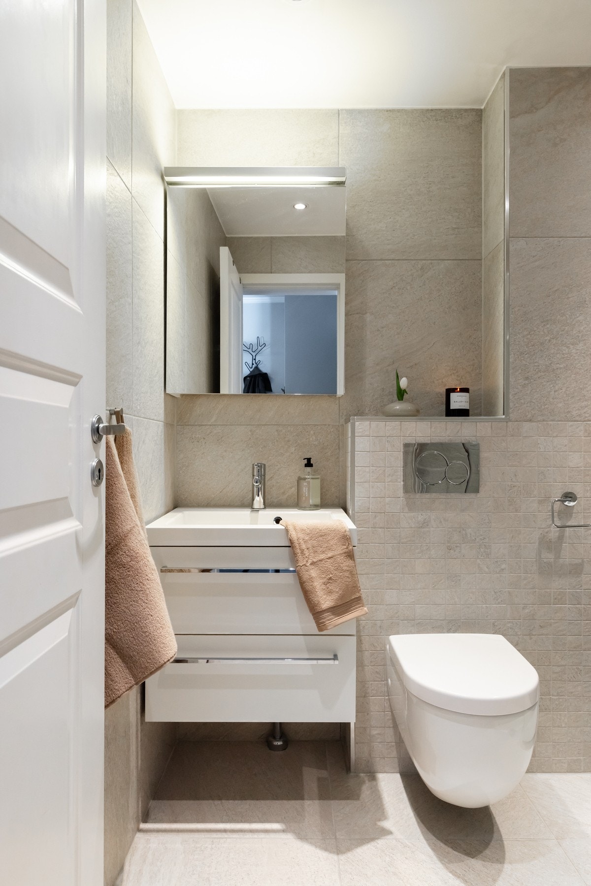 Innredningen består av servant på underskuffer, speil og vegghengt toalett. Galleribilde