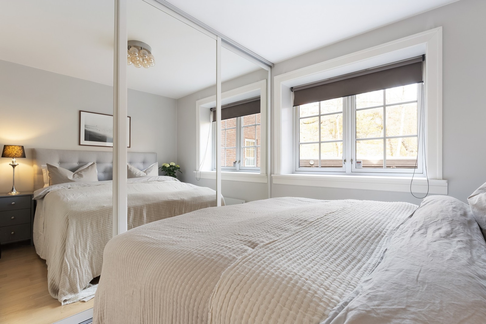 Skyvedørsgarderoben gir godt med lagring og vil bli stående. Galleribilde