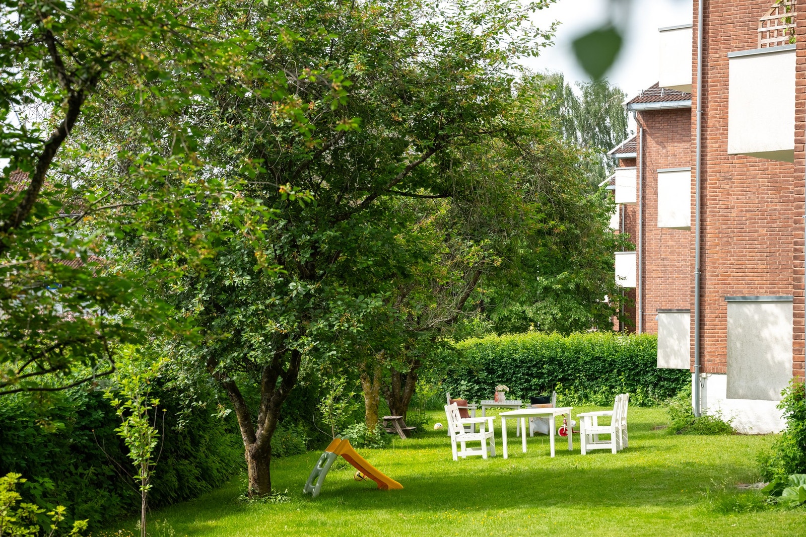 Borettslaget har flotte og idylliske fellesområder. Det er flere sittegrupper og flott tilrettelagt for alle aldersgrupper. Galleribilde