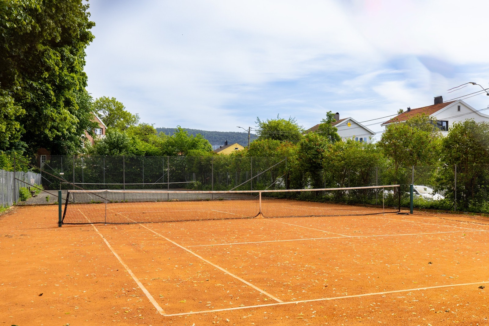 Tåsen Tennisklubb har tre tennisbaner - to grusbaner og en kunstgressbane. Galleribilde