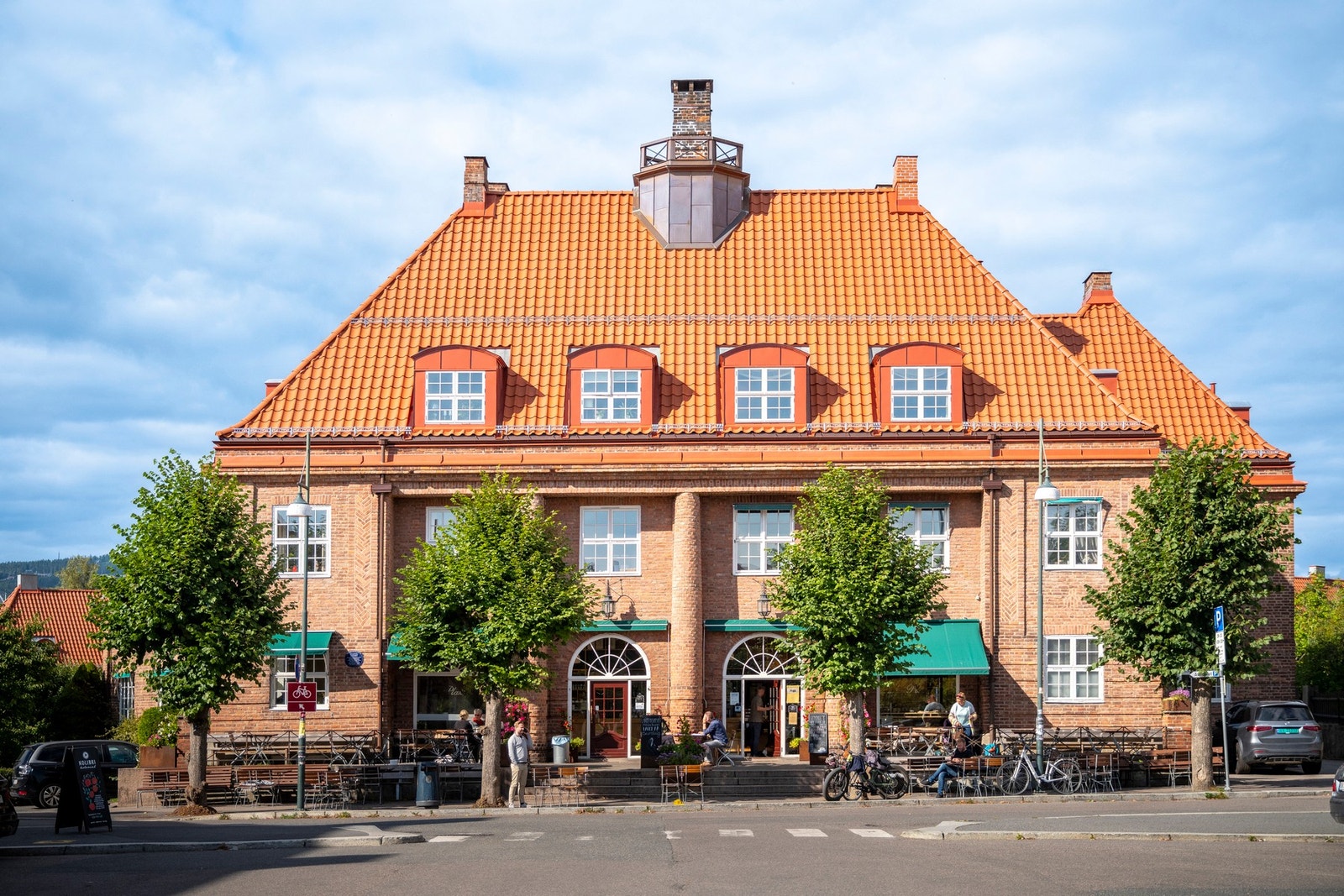 En liten spasertur fra leiligheten og inn til Ullevål hageby er Damplassen. Her ligger Åpent Bakeri og Lofthus Samvirkelag som har populære uteserveringer og Kolibri Kolonial Damplassen byr på et rikt utvalg delikatesser. Galleribilde