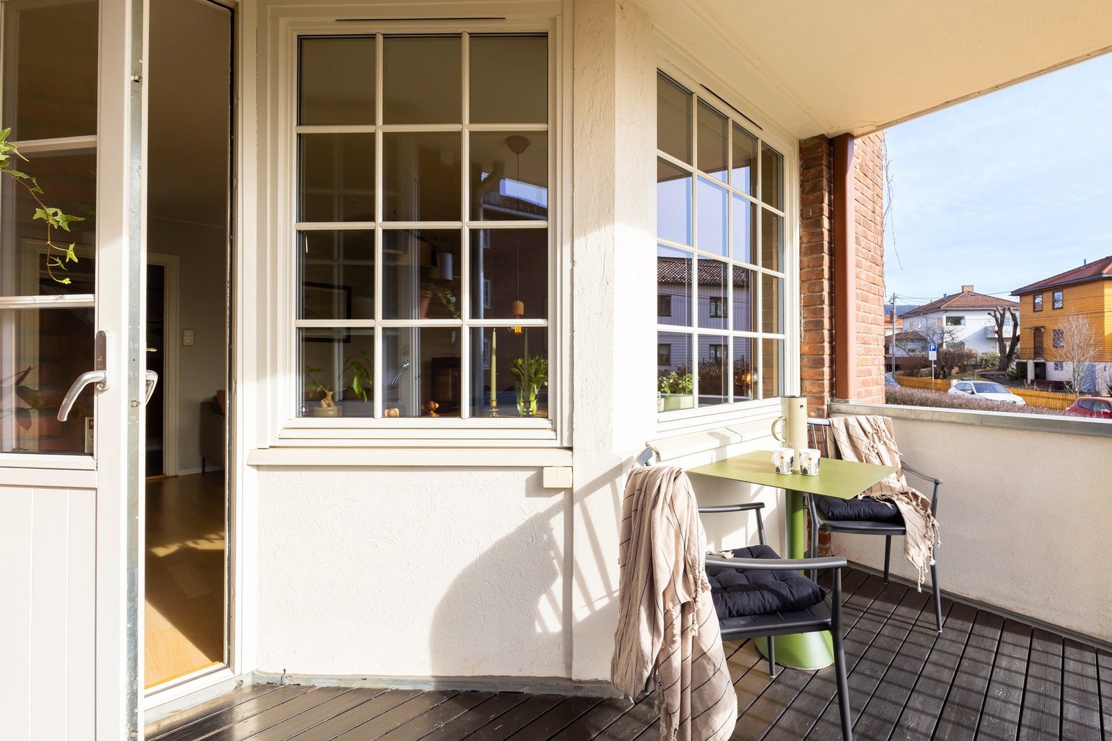 Fra stuen er det utgang til boligens balkong som blir en forlengelse av stuen i sommerhalvåret. Galleribilde