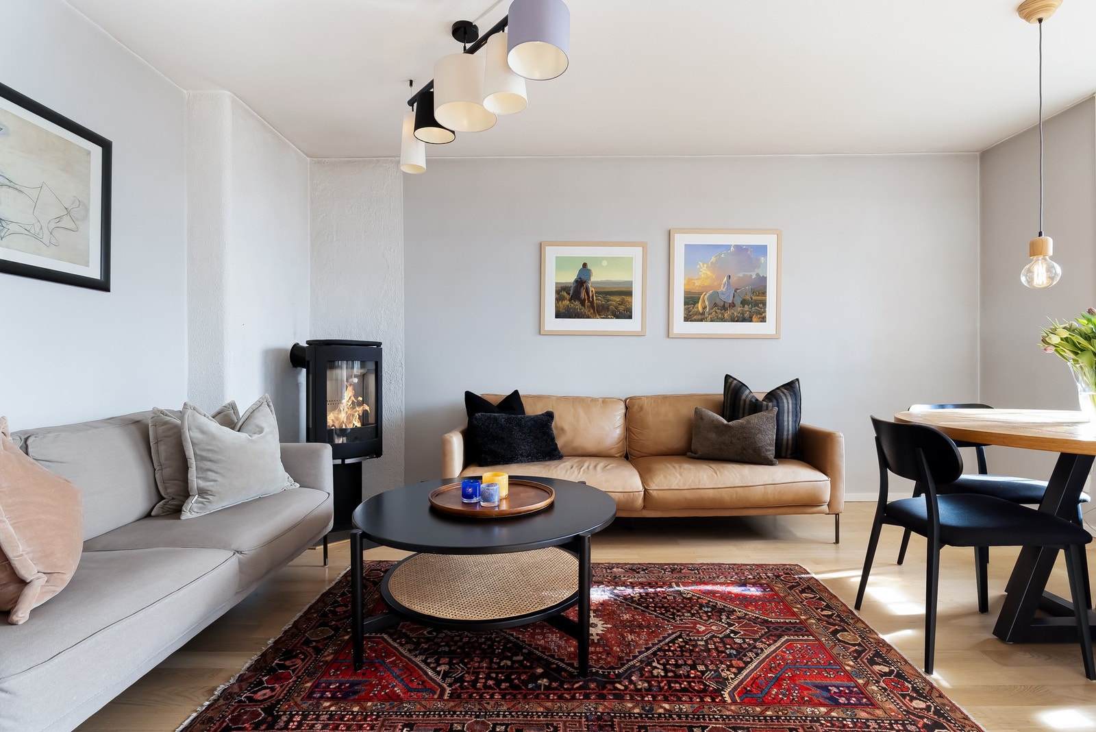 Her får du gleden av en flott peisovn som sørger for varme og hygge på kaldere dager. Galleribilde