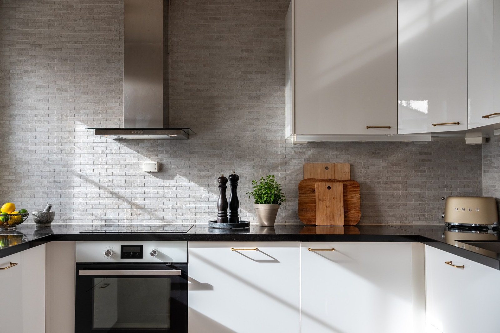 Av hvitevarer medfølger koketopp, ovn, oppvaskmaskin og kjøl/frys. Galleribilde