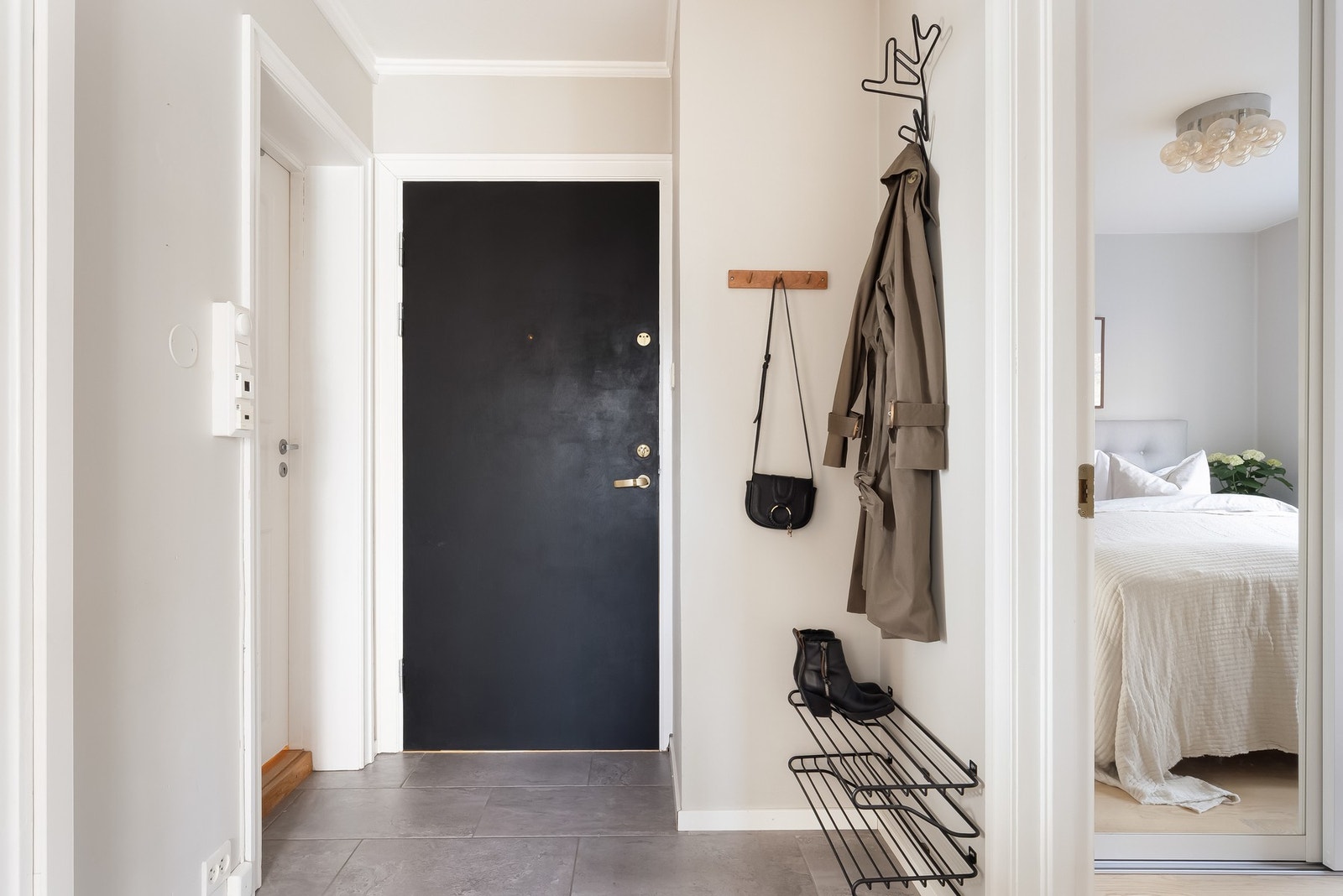 I entreen er det plass til blant annet knaggrekker, skostativ og kommode. Galleribilde