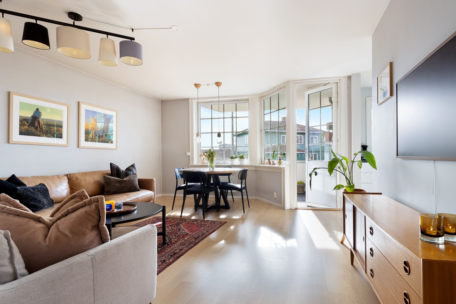 Dette er en lys og pen 3-roms beliggende i høy 1. etasje. Galleribilde