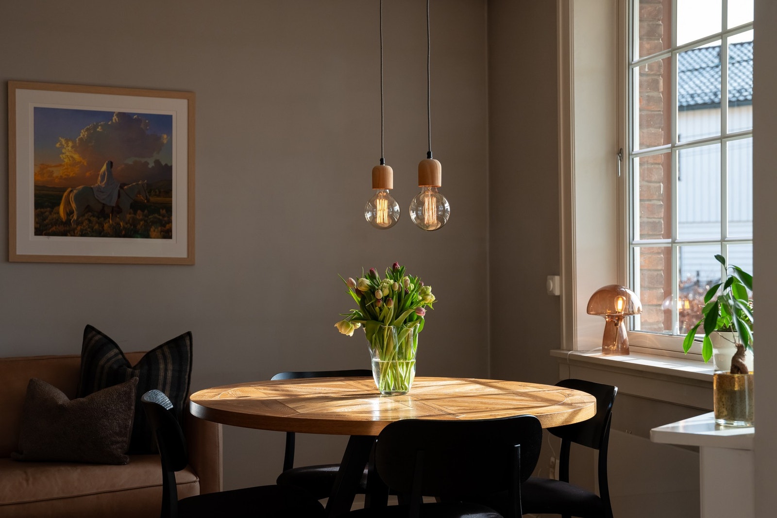 Utformingen på oppholdsrommet gir god plass til sofagruppe, salongbord og mediemøblement. Galleribilde