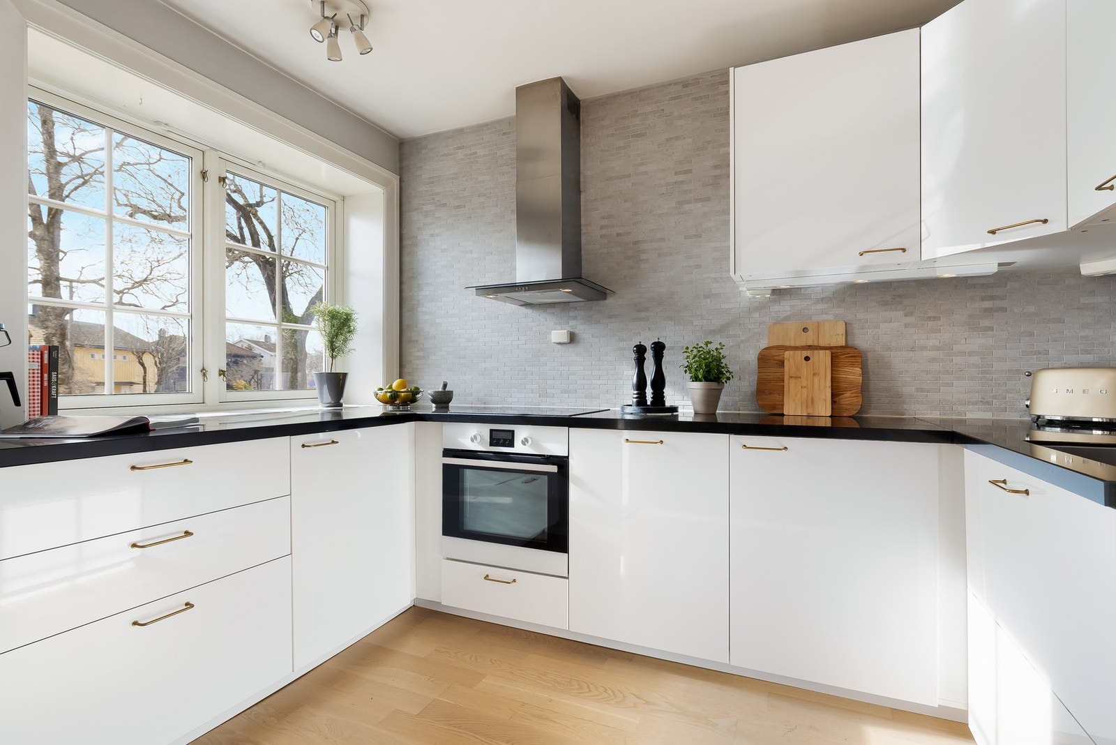 Innredningen består av høyglans fronter, kompositt benkeplate og underlimt oppvaskkum. Galleribilde