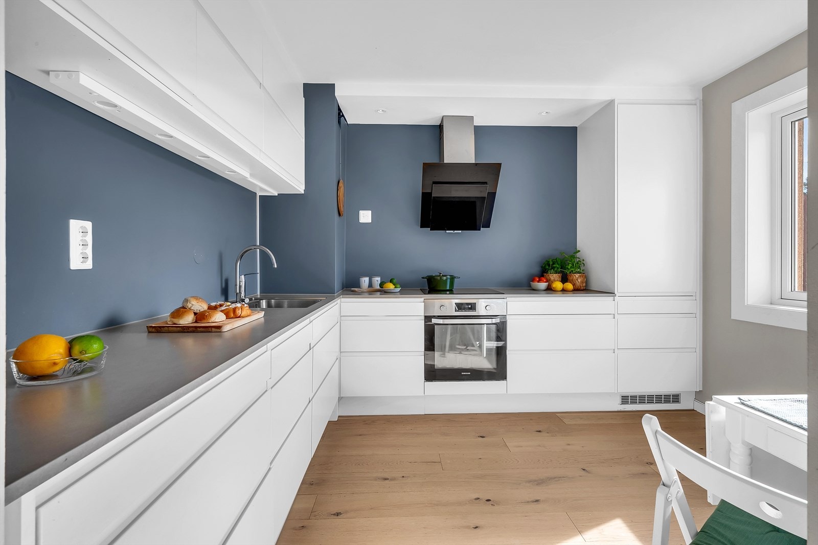 Integrerte hvitevarer som induksjon koketopp og innebygget stekeovn. Integrert kjøleskap/fryser og oppvaskmaskin. Galleribilde