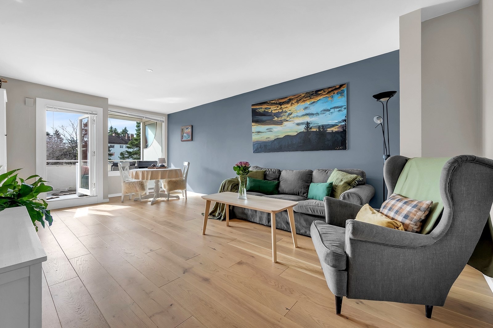 Innbydende stue med god plass til sofagruppe og ønsket møblement. Galleribilde