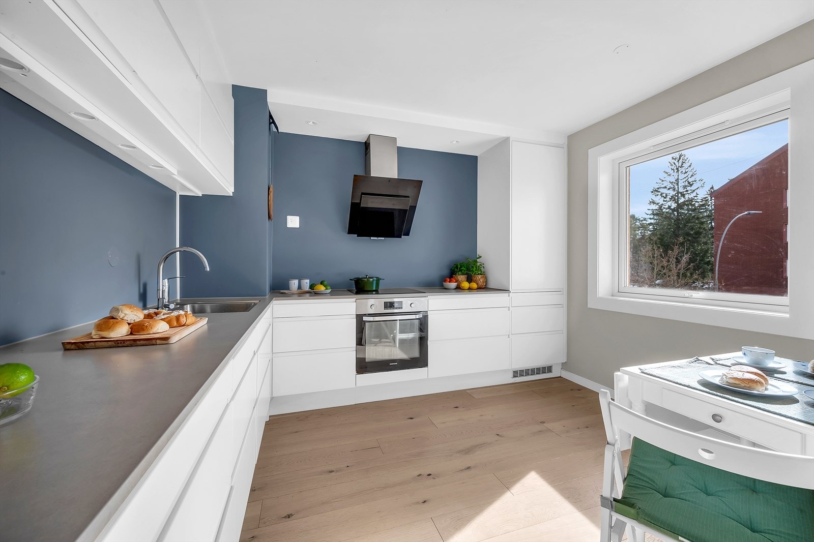 Lyst og pent kjøkken med mye skap- og benkeplass. Galleribilde