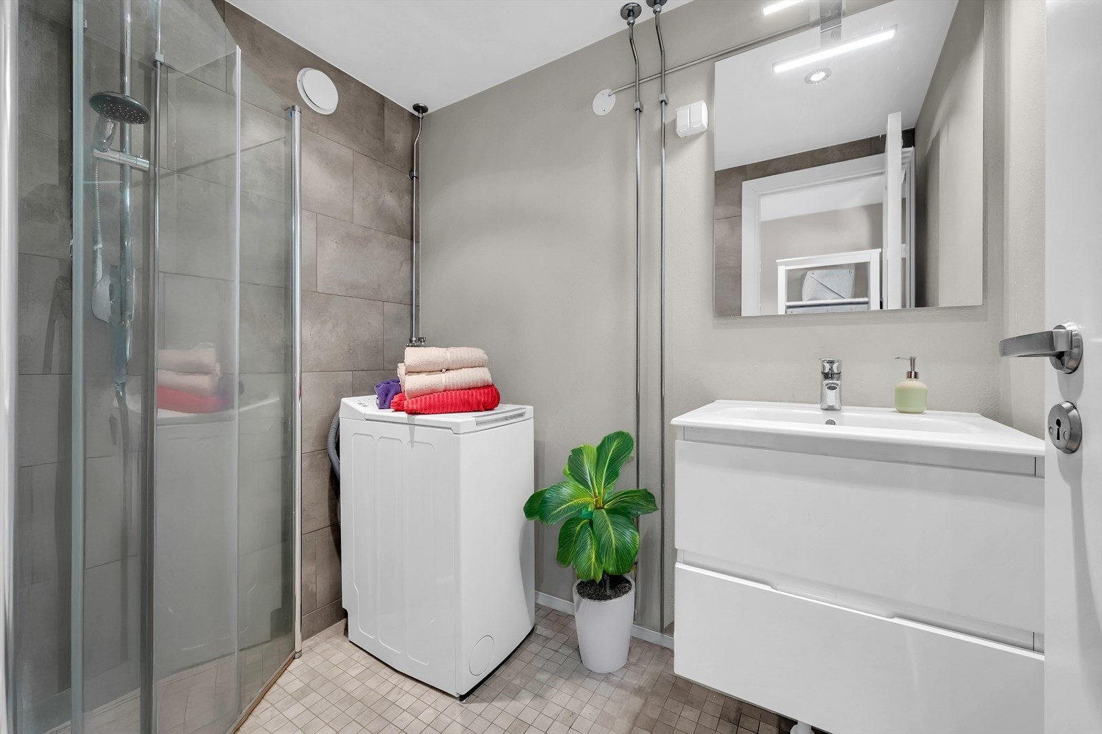 Pent flislagt baderom fra 2009 i regi av borettslaget. Det er lagt flis på flis og malt med våtromsmaling i 2017. Galleribilde