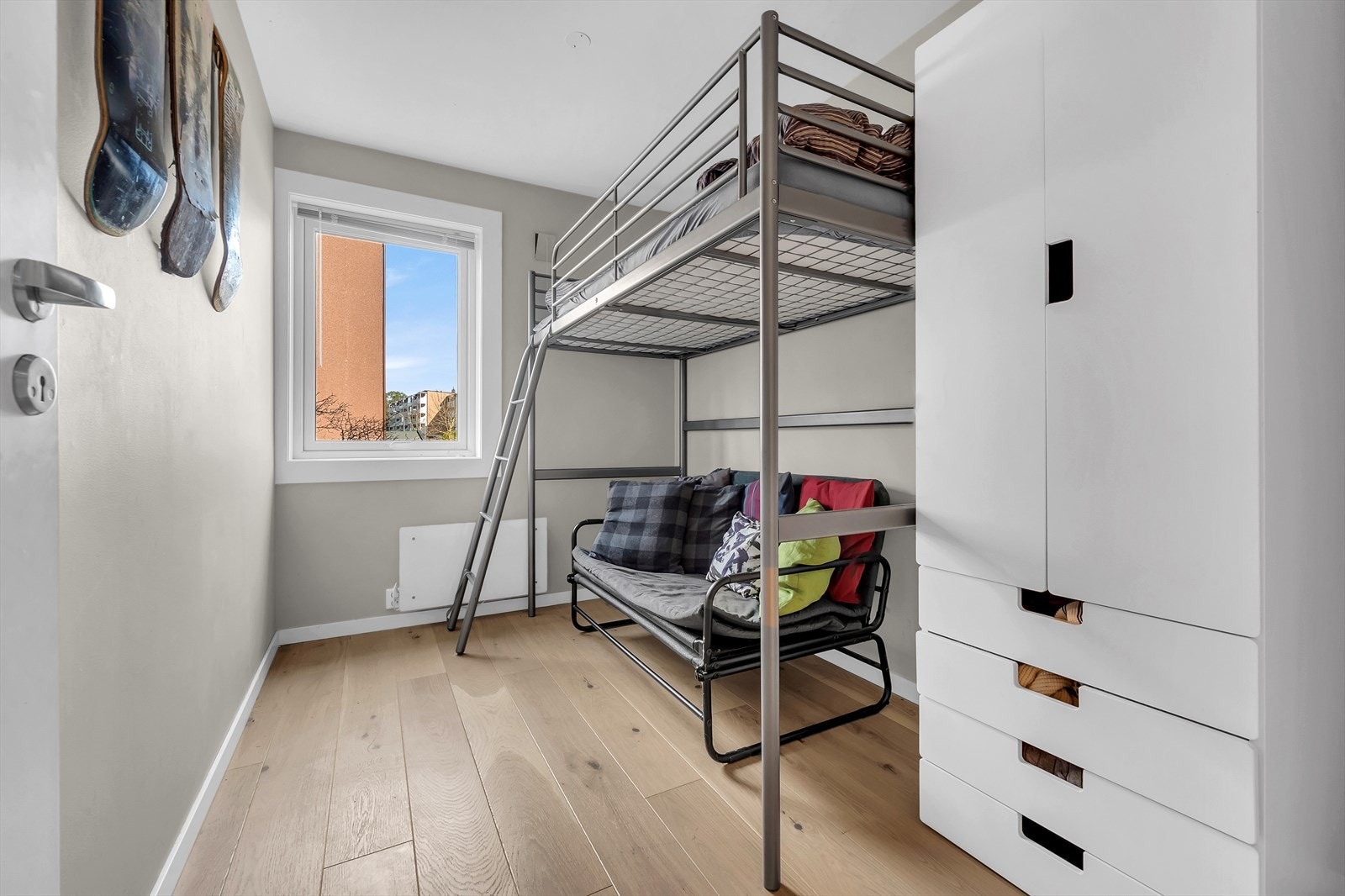 Soverom 3 er også av god størrelse. Passer perfekt som barnerom, gjesterom og kontor. Galleribilde