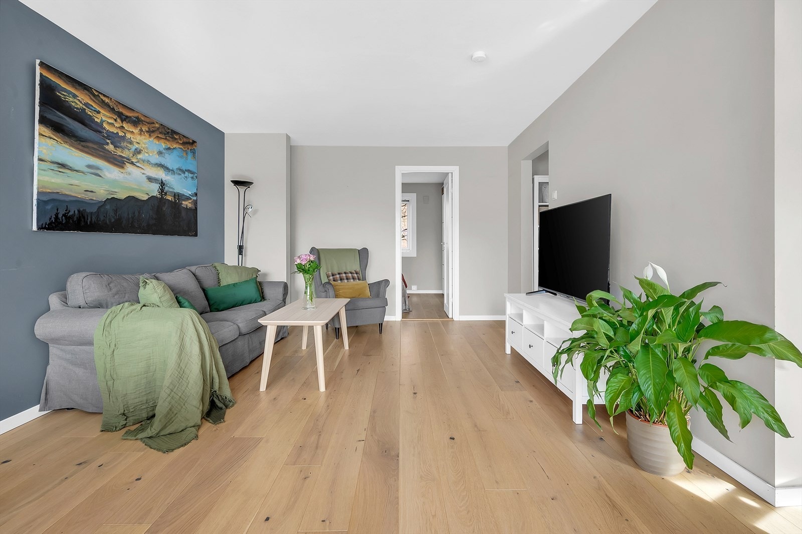 Leiligheten har en gjennomgående og god planløsning som gir flere møbleringsmuligheter. Galleribilde