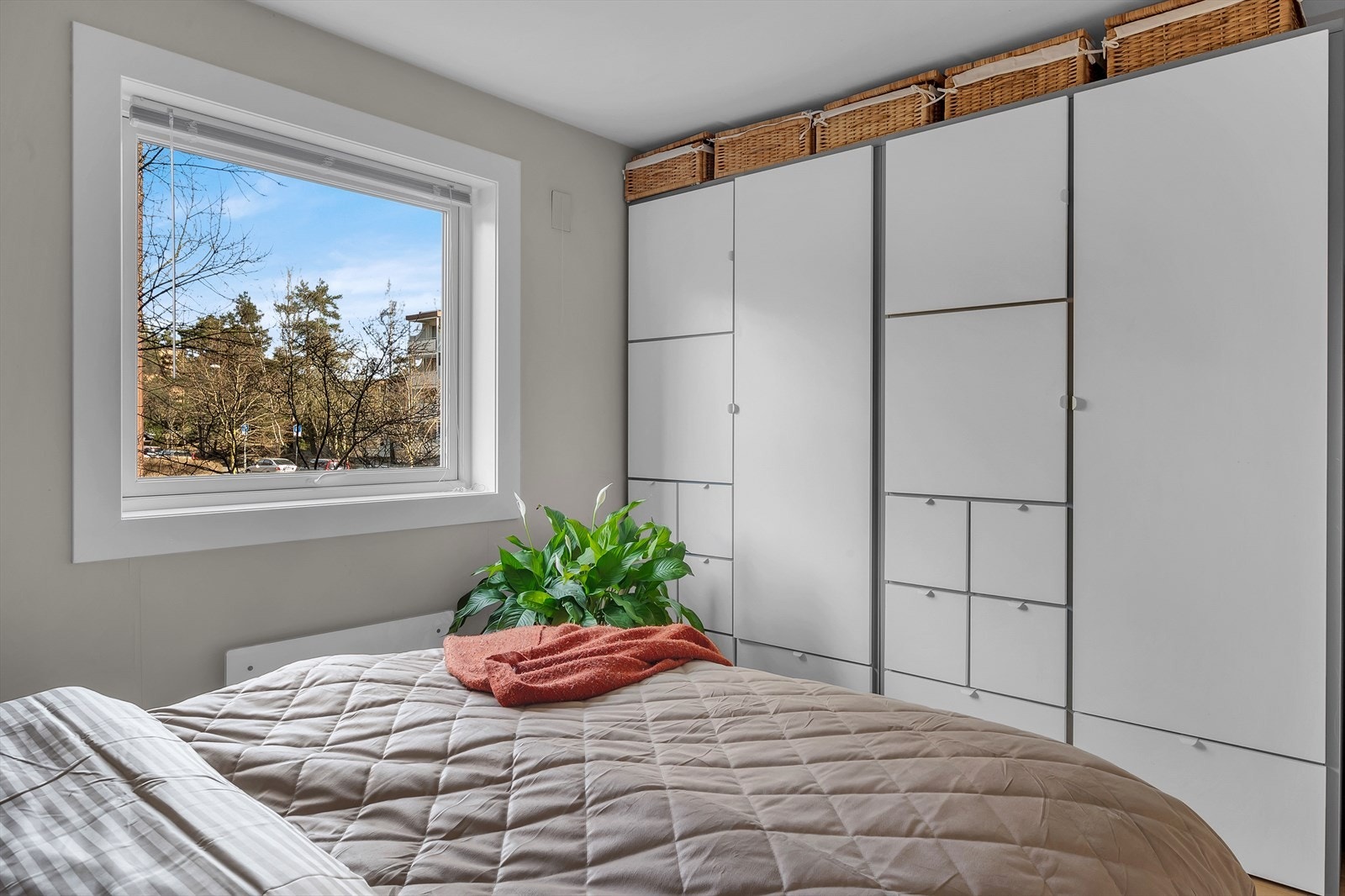 God plass til oppbevaring i garderobeskap. Galleribilde