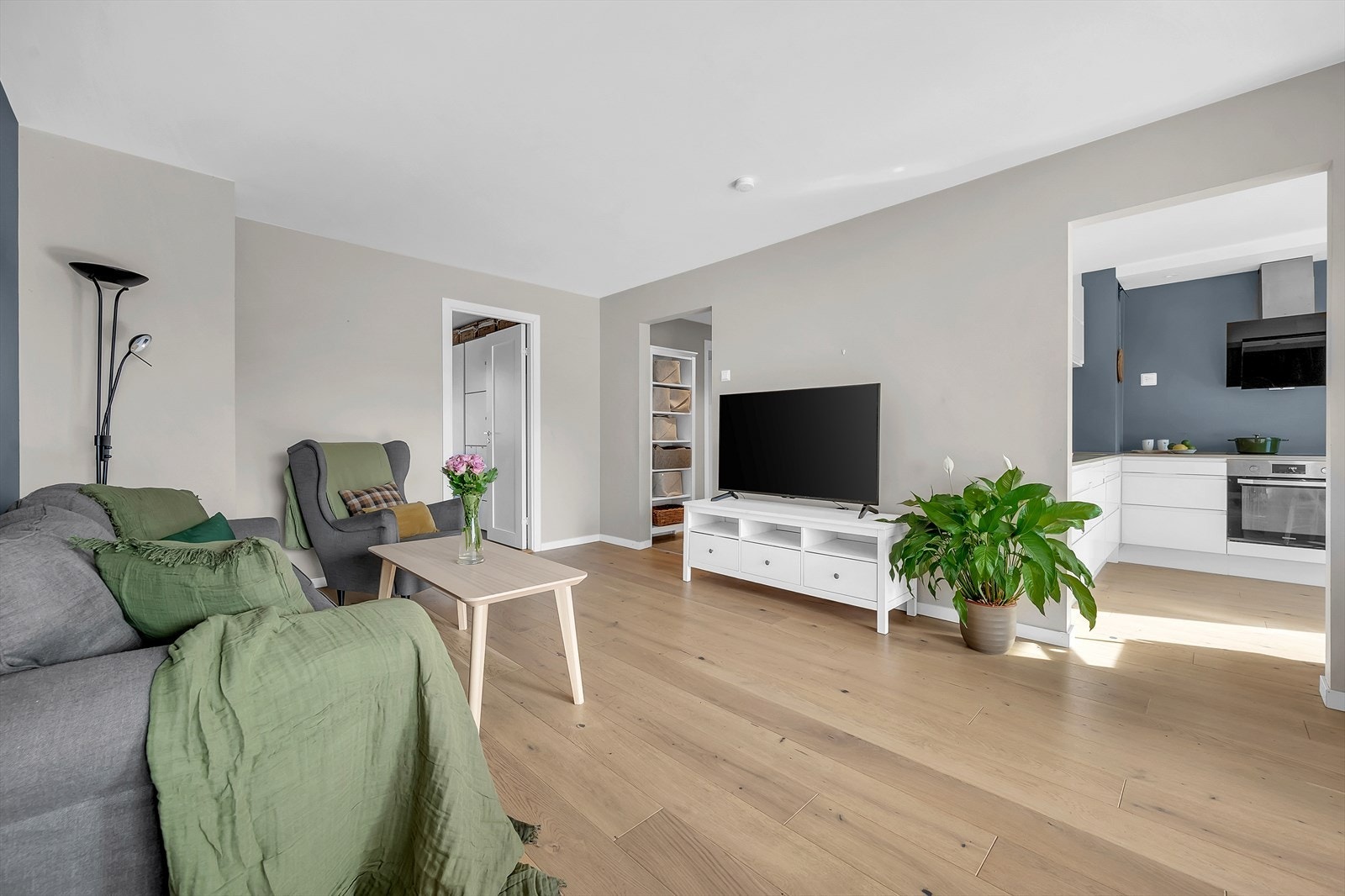 Leiligheten er malt i moderne og lune farger som gjør det enkelt å innrede. Galleribilde