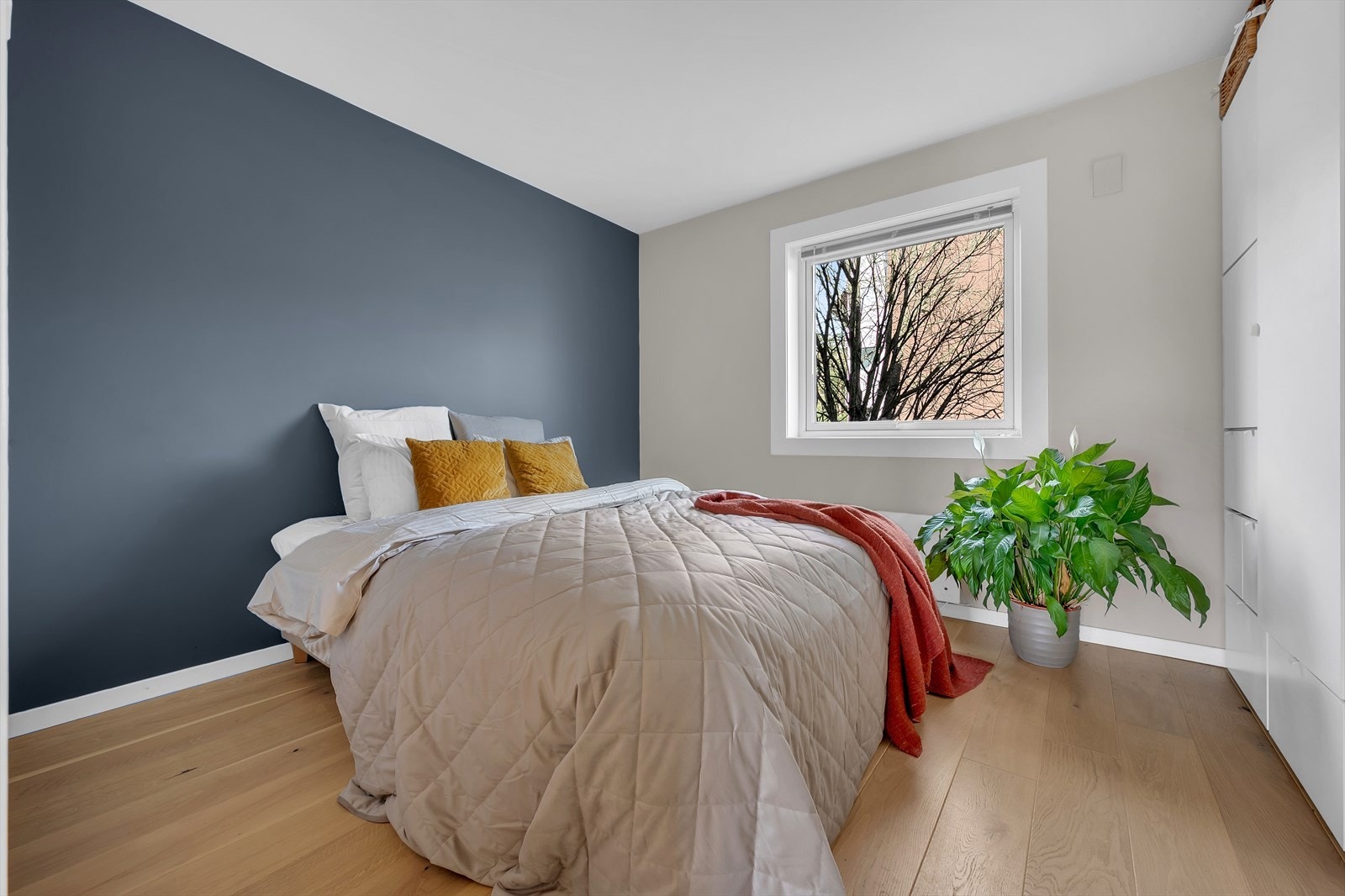 Hovedsoverommet er av god størrelse med plass til stor dobbeltseng og tilhørende møblement. Galleribilde