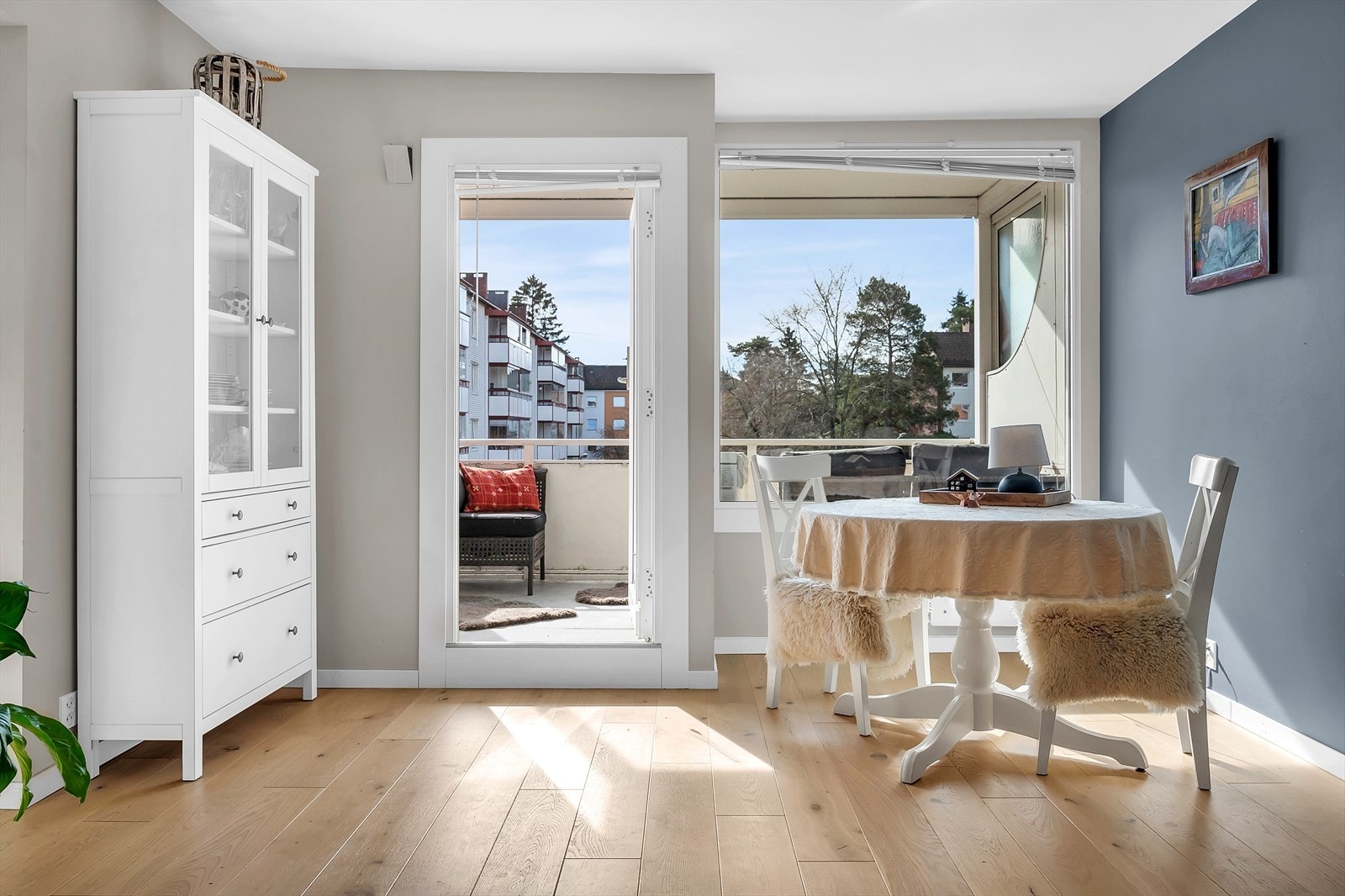 Leiligheten ligger i 2 .etasje med rikelig av naturlig lysinnslipp som bidrar til en lys og luftig atmosfære. Galleribilde