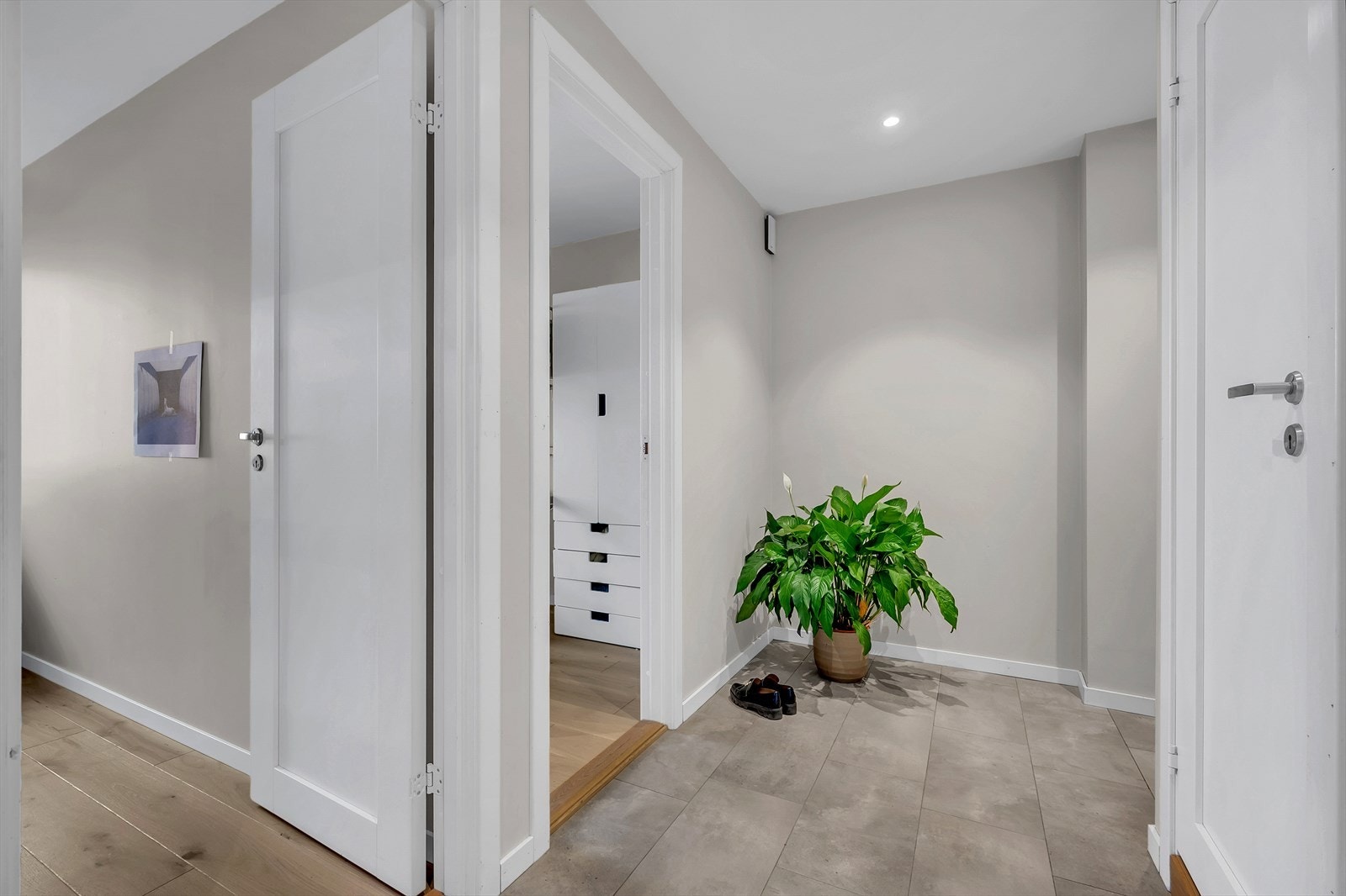 Entrè med direkte adkomst til bad, wc og to soverom. Galleribilde