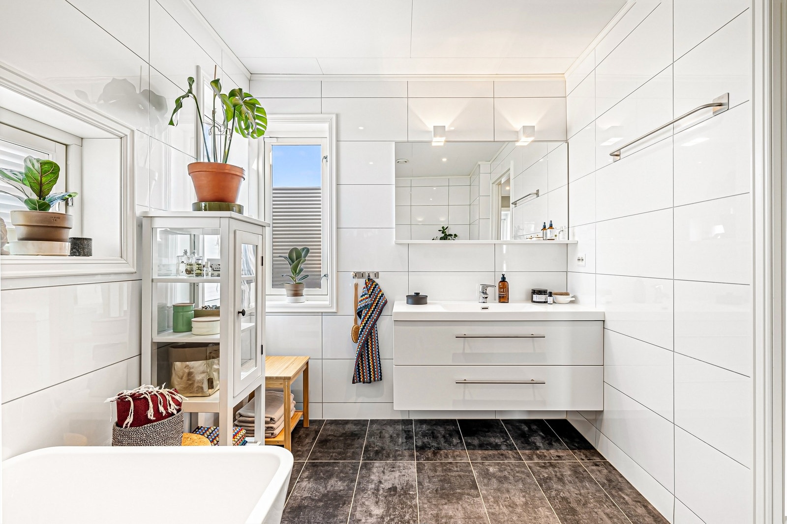 Moderne bad i begge etasjer er både praktisk og bekvemmelig. Begge har gulvvarme samt fliser på gulv og vegger. Galleribilde