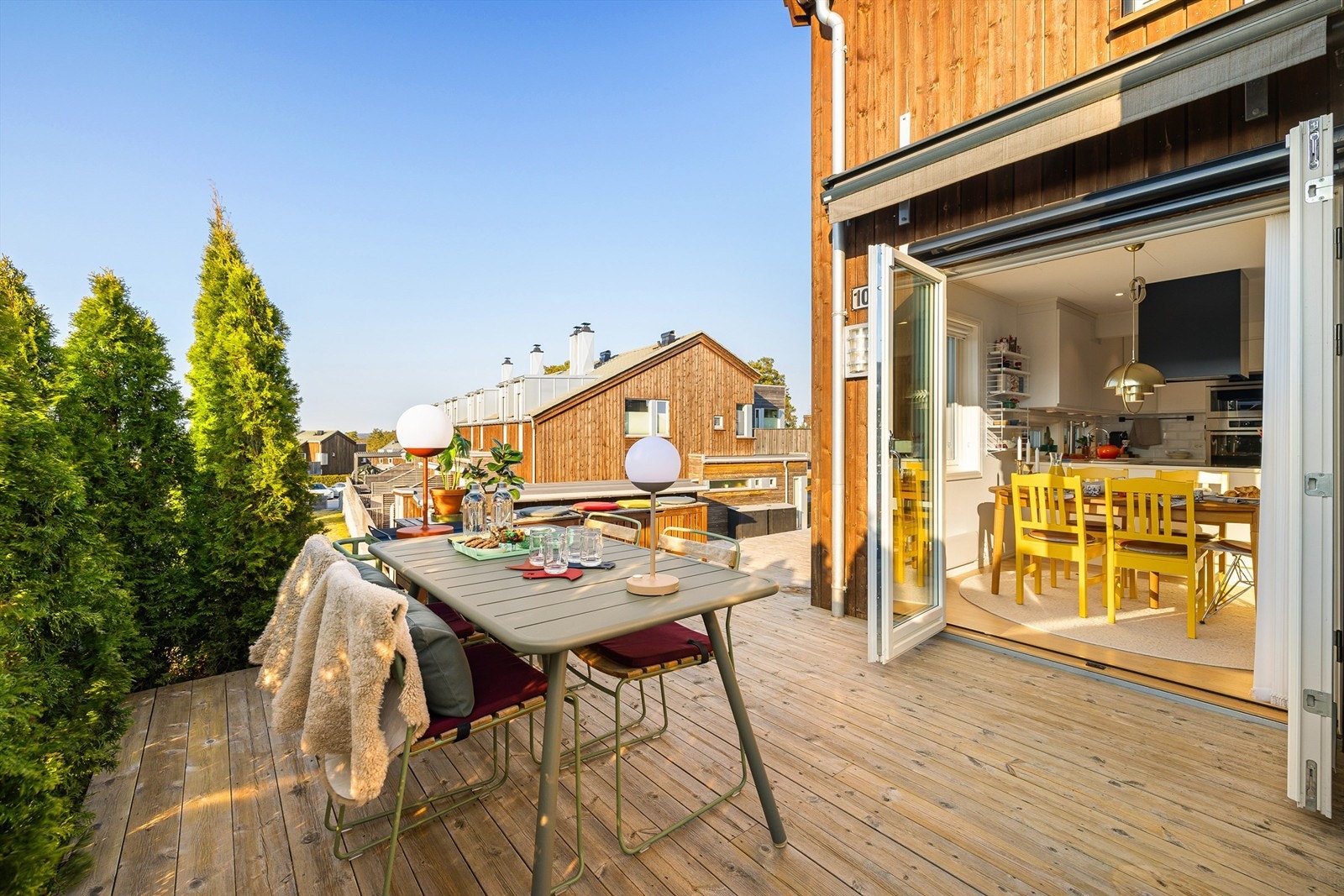 Smarte foldedører bokstavelig talt åpner spisestuen og kjøkkenet mot terrassen. Galleribilde