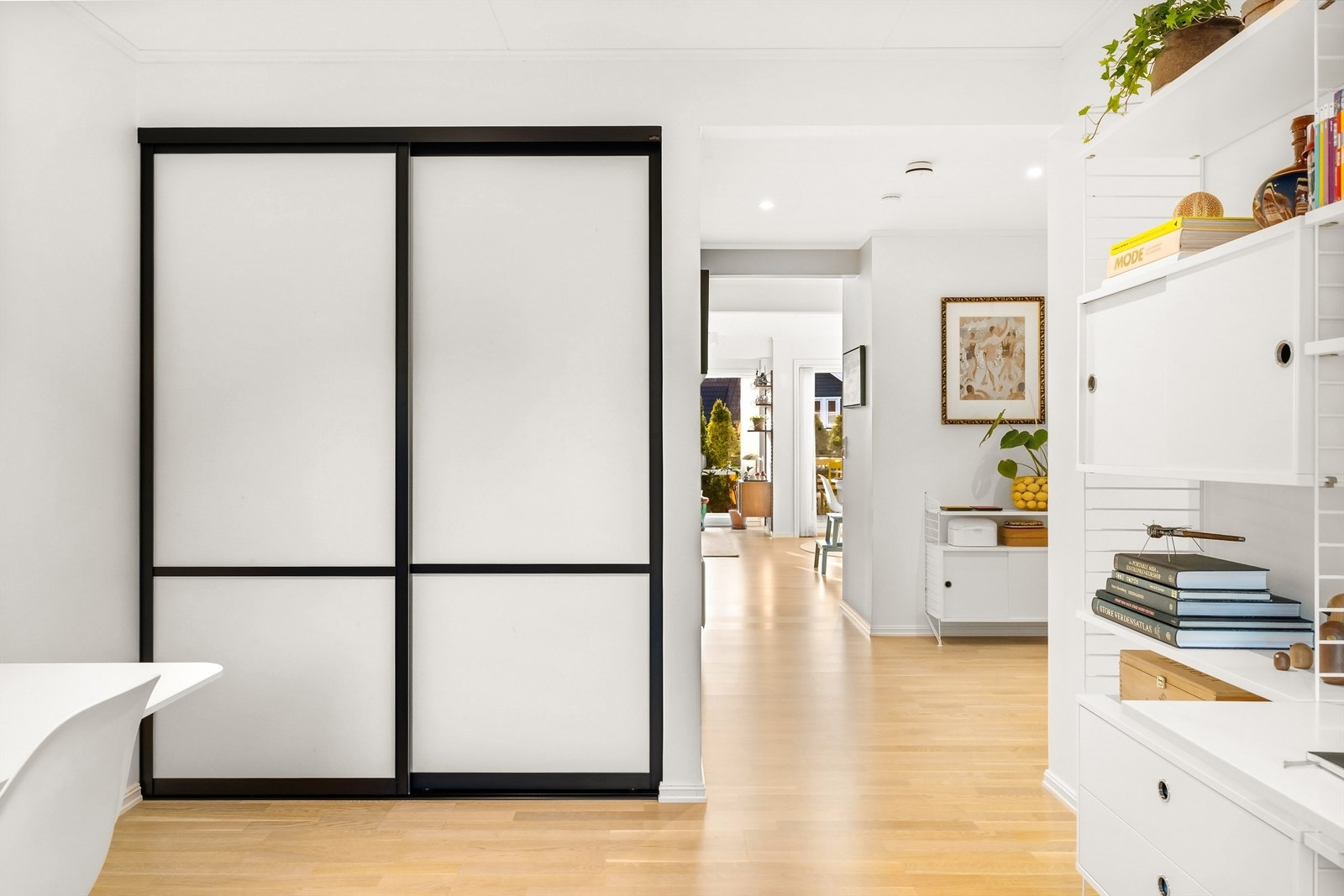 Praktisk skyvedørsgarderobe er allerede montert i det som kan bli et ekstra soverom. Galleribilde