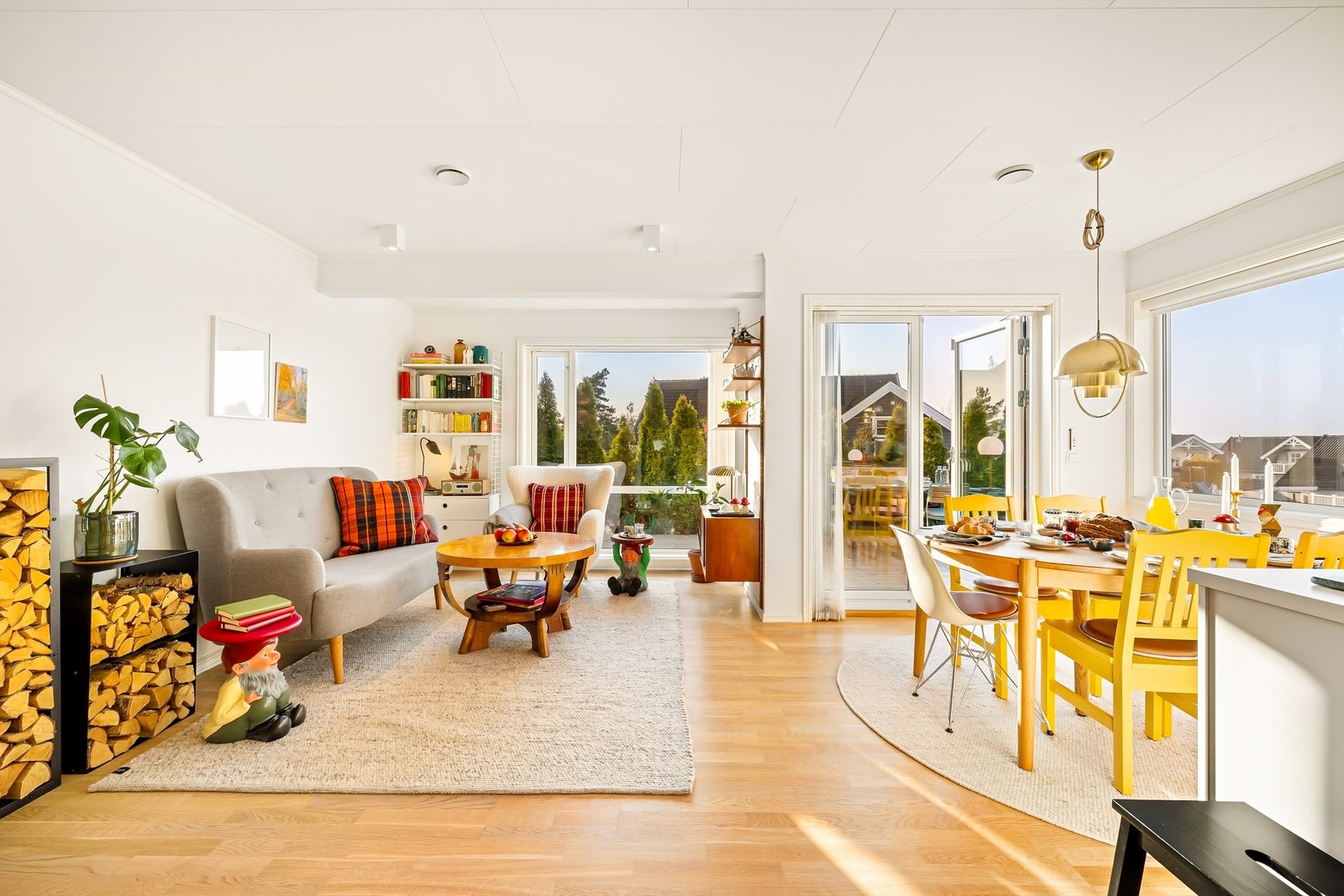 Stuens mange vinduer med til dels store flater sikrer gode lysforhold og slipper også solen inn fra utpå ettermiddagene. Galleribilde