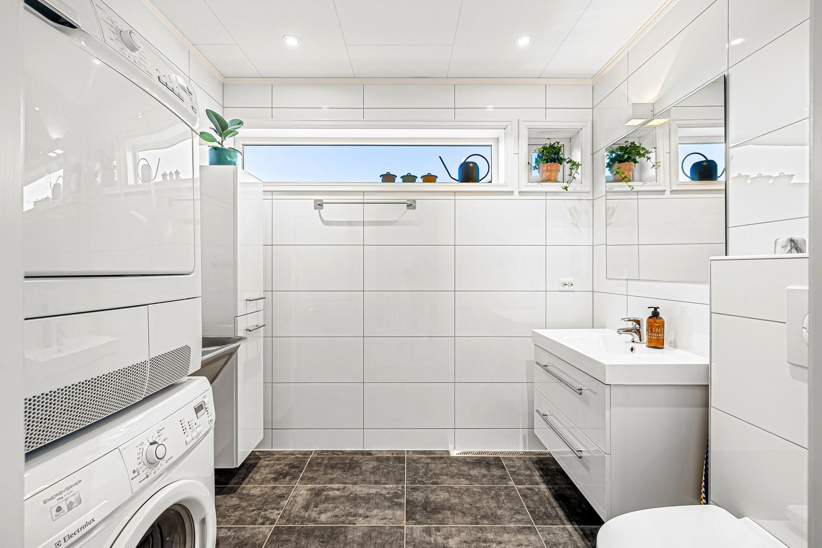 Vaskerommet er av generøs størrelse og kan om ønskelig bygges om til bad. Galleribilde