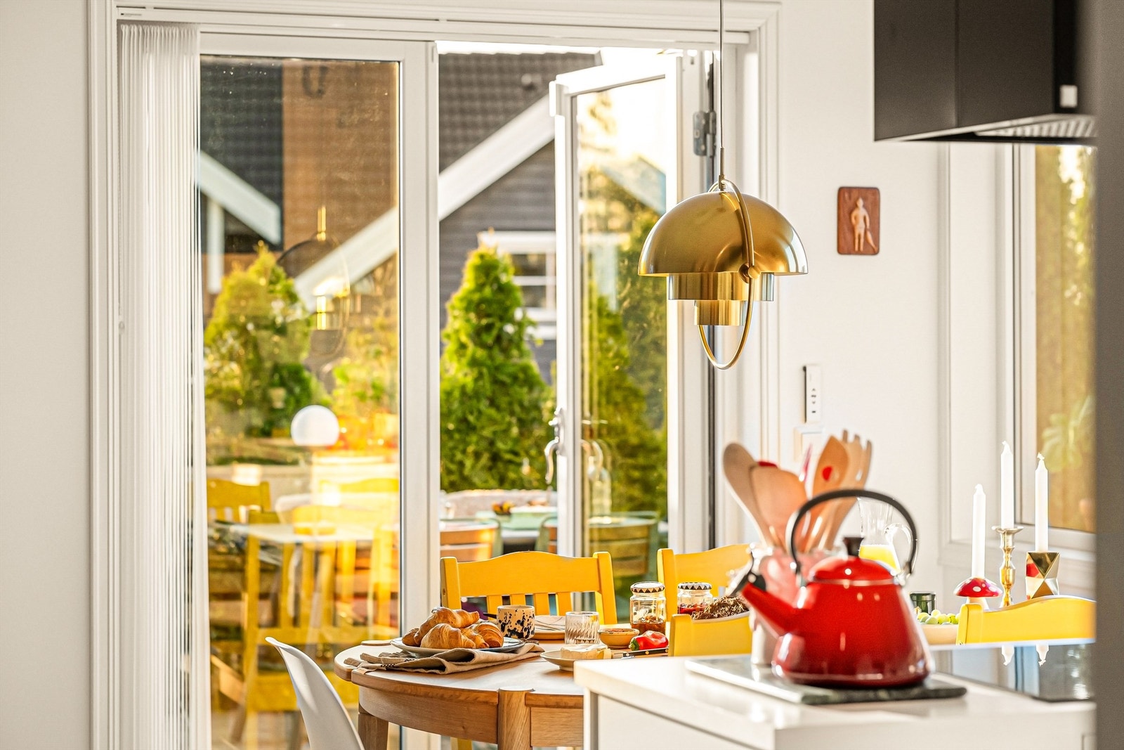 Mat og drikke er det svært enkelt å ta med utendørs til terrassen som på gode sommerdager er et meget godt alternativ til å spise inne. Galleribilde