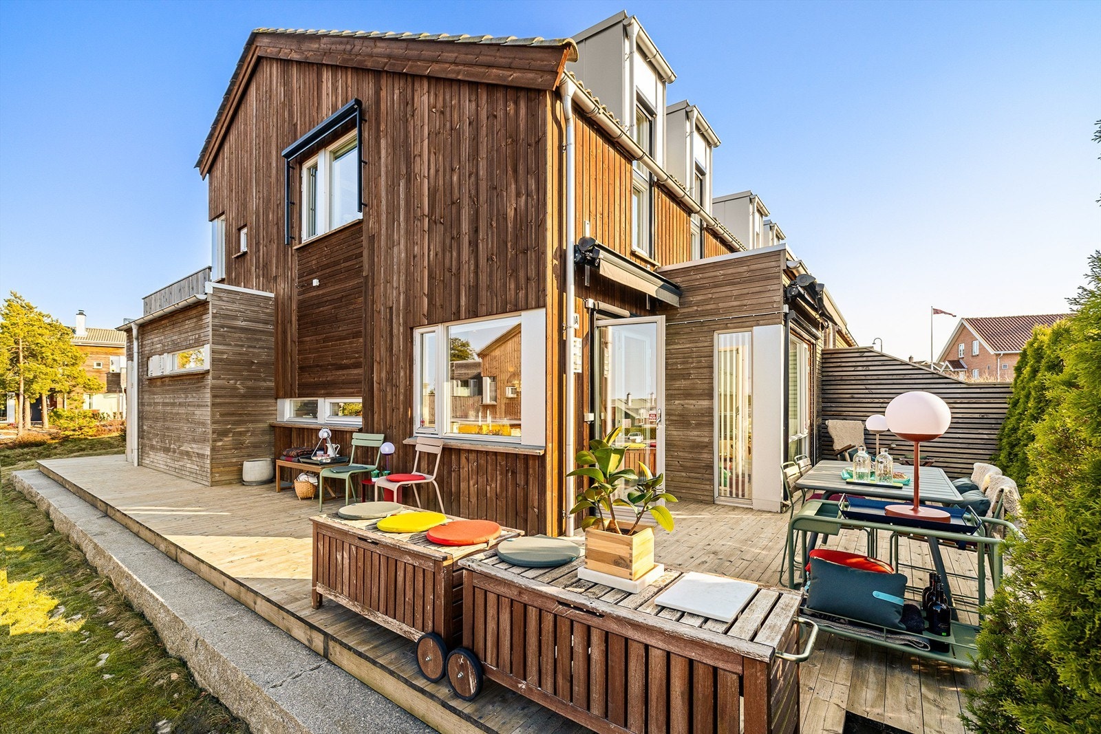 Boligen ble ferdigstilt i 2015 med en familieorientert og praktisk romløsning over to etasjer samt fine utearealer. Galleribilde